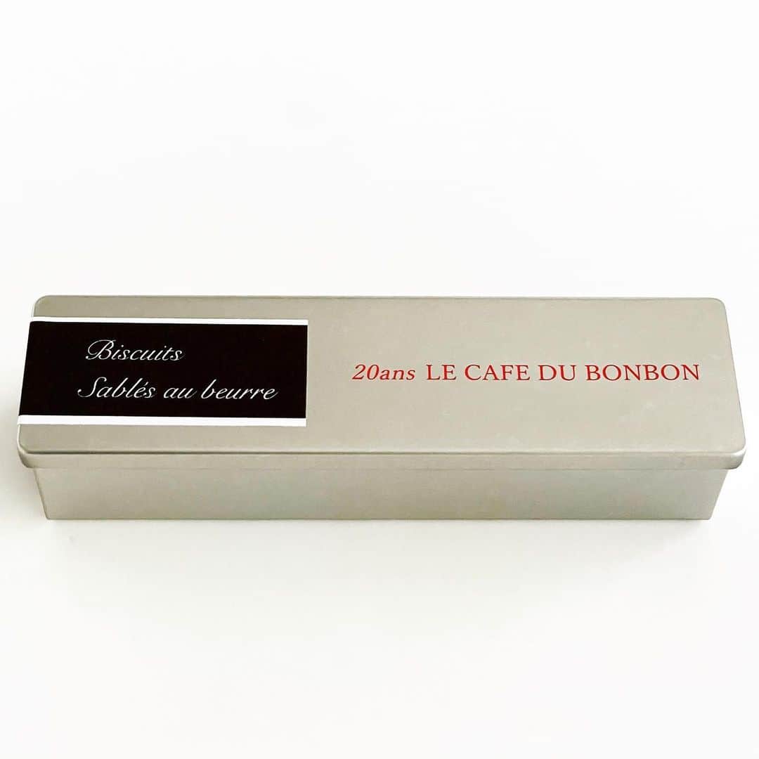 福田里香さんのインスタグラム写真 - (福田里香Instagram)「@lecafedubonbon.official  #包装までが製菓です  #food_striptease   おかしなところがひとつもないおかし。 （一見矛盾しているようで正しい表現)  久保田由希さんの感性。 Le Cafe du Bonbonの Biscuits Sablés au Beurre  バターサブレのひとつの正解。　  20周年のお菓子 とてもおいしい。 型の段差に注目。 完璧な一連なり。 すべてが美しい。 階調が揃ってる。 絶対音感的な質。  いろいろ新展開があるそうで online shopも楽しみです。 @lecafedubonbon.official   #装苑の連載にご登場いただきありがとうシリーズ」11月19日 8時01分 - riccafukuda