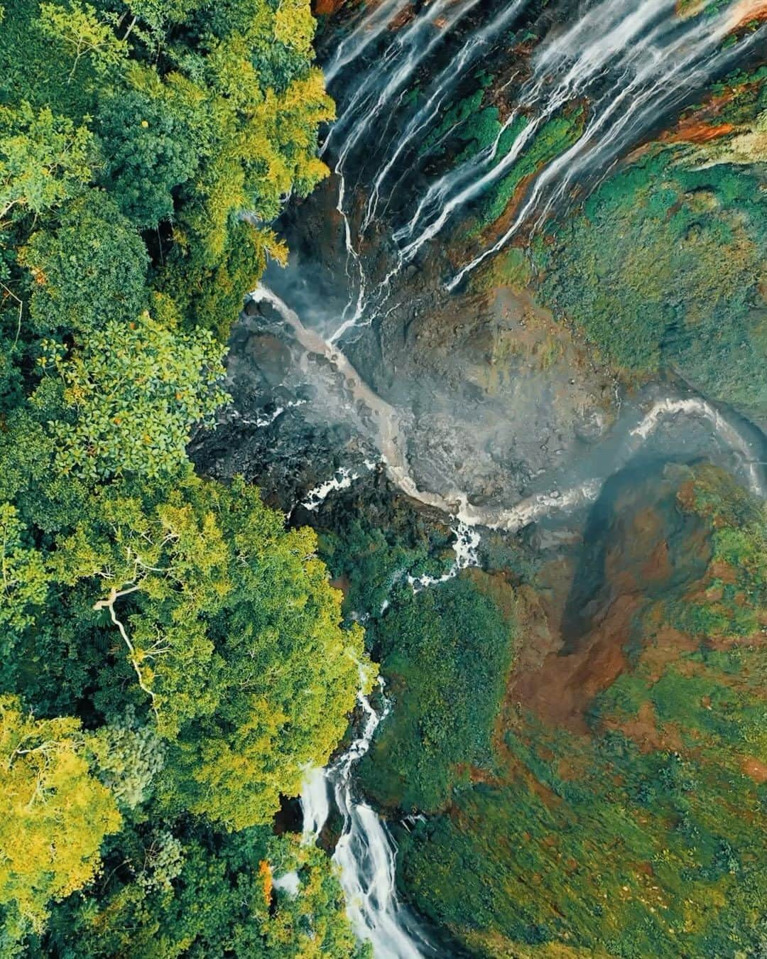 BEAUTIFUL DESTINATIONSのインスタグラム：「Capturing the captivating beauty of Tumpak Sewu waterfall, also known as Coban Sewu, @florisgone transports us to the enchanting landscapes of East Java. 🇮🇩 Standing tall at 120 meters, this majestic waterfall cascades down a steep cliff, embraced by the lush greenery of the jungle. 🌿✨   📽 @florisgone 📍 Tumpak Sewu, East Java, Indonesia 🎶 Wild Jungle Falls 🌿」