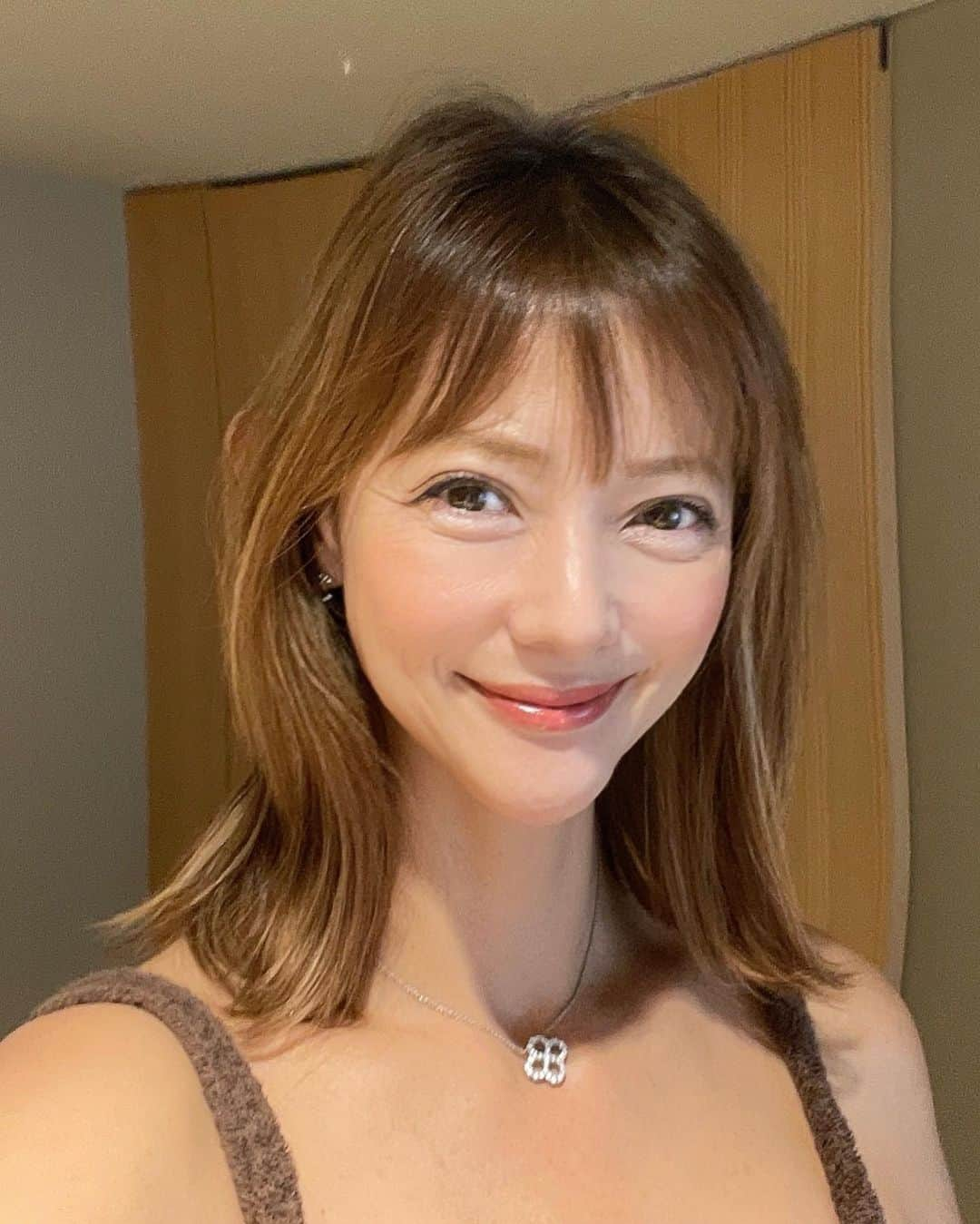 箕輪玖美さんのインスタグラム写真 - (箕輪玖美Instagram)「久々のエステ〜💆💕 毎日バタバタで中々お顔のお手入れに行けていませんが💦時々お世話になっている、ブリリオ池袋店  @brillio.official @brillio.Ikebukuro で最新リフトアップ施術Lifit-リフィット-を受けて来ました😊 ・ ・ 施術前に「安心して下さい、上がるまで帰しませんから！」との頼もしいお言葉に、もうワクワク❤️ ・ ・ ⭐️リフィットとは 特殊な超音波を筋膜層に広範囲に照射し、ゆるんだ筋膜に熱収縮を起こし、お肌の内部から引き上げ💪🏻 同時に表皮、真皮層、脂肪層に作用し、コラーゲン生成を促進💎 しわ/たるみ/しみ/ニキビの改善、ハリ/つや/弾力のUPや美肌効果も大きく期待出来るマシンなんですって✨ ・ ・ スワイプ4.5枚目 とにかく綿密&丁寧な施術で、リフトアップしても頬がコケない様にデザインして下さり、右目が開きづらい事をお伝えすると、左右のバランスを確認しながら右目のたるみも軽やかに😃 ・ ・ スワイプ6枚目 施術後は顎ラインはスッキリ、頬はふっくら丸く仕上がって、少し若々しい感じに🥰 このデザイン性と施術テクニックは、クリニック以上かも✨✨✨ ・ ・ 来店時にインスタを見たとスタッフに伝えていただくと ⭐️全メニュー1000円引 or ⭐️Lifit１部位追加サービス でお得に背術が受けられます😉  この特典はブリリオ全店舗（札幌大通/池袋/梅田/なんば/天神/仙台）で使用可能❣️ ・ ・  #PR #Lifit #リフィット #痩身 #小顔 #ブリリオ#brillio #池袋エステ #美容女子#美容好きな人と繋がりたい #アラフィフ #アラフォー #アラフィフ女子 #エイジングケア #箕輪玖美」11月19日 8時06分 - kumi.111