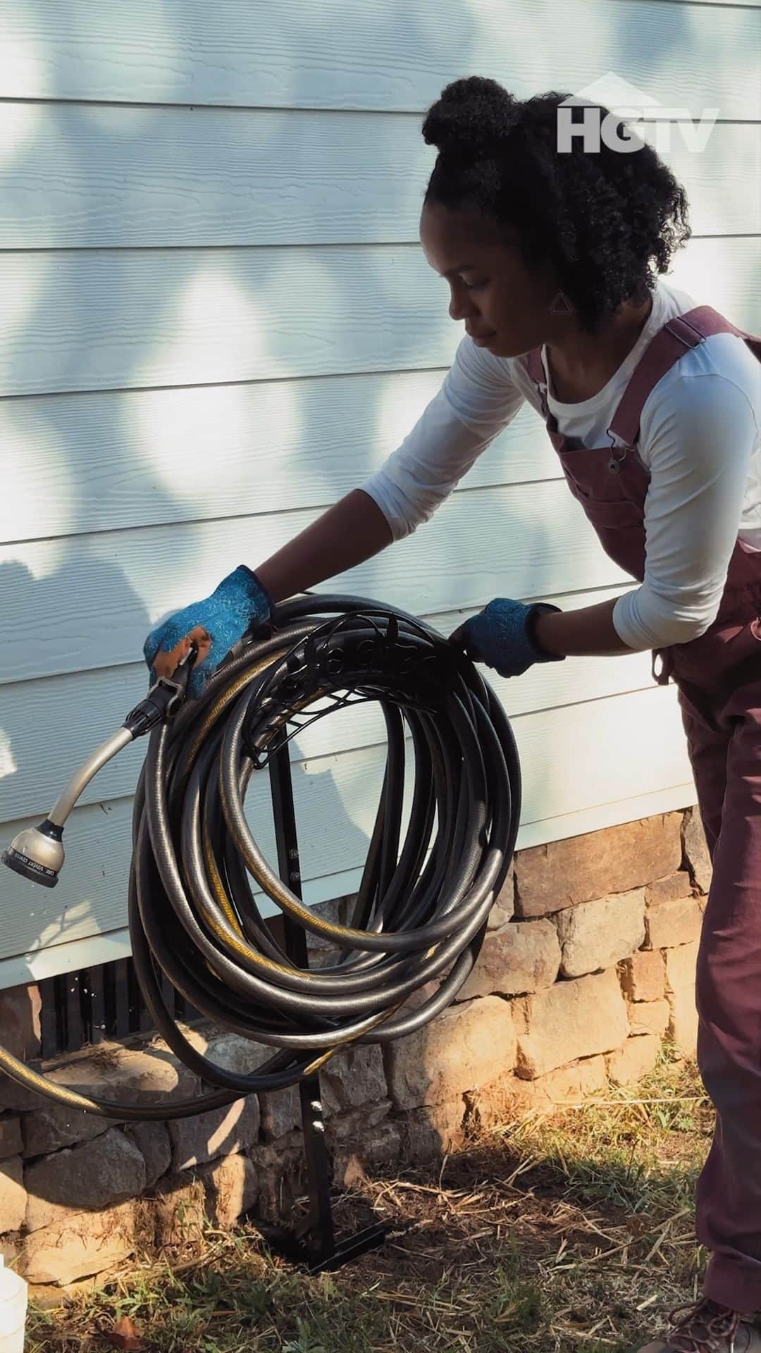 HGTVのインスタグラム：「Is your garden hose ready for winter? 🤔  Here's what you need to know ...  - Start by disconnecting your hose - Make sure it's completely dry before storing  (Pro tip: We like to hang over a railing to help with this.) - Protect your pipes by covering your water spigot  (Pro tip: We like to use an insulated plastic cover.) - Lastly, store your hose in a warm and dry place   #HGTVOutdoors」