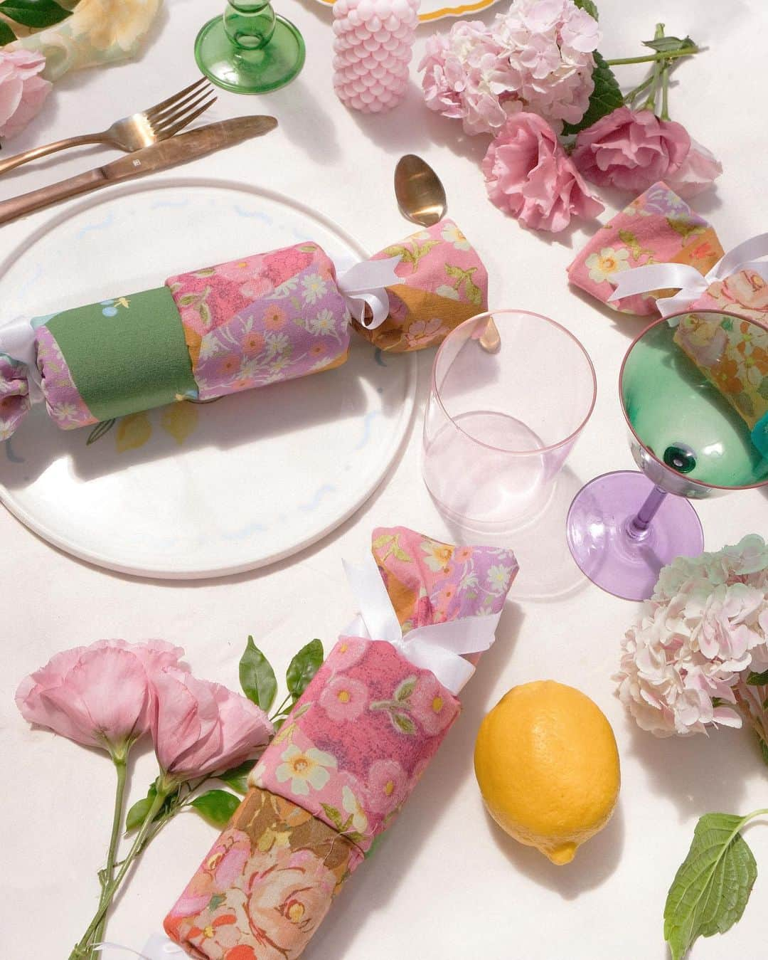 SPELLのインスタグラム：「Now Live: Spell x @wastefreecelebrations 🎀 we’ve teamed up with sustainability trailblazers @wastefreecelebrations to bring new life to our deadstock fabric in a fun + festive way… Renew Christmas Crackers in your favourite past prints, filled with plastic free gifts that can be refilled + re-cracked for years to come ✨ shop online now ~ aus only 💕 #SpellSustainability #SpellRenew」