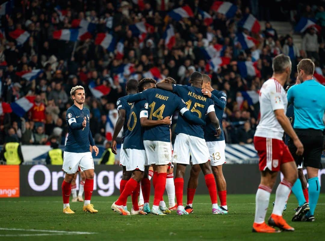 アドリアン・ラビオさんのインスタグラム写真 - (アドリアン・ラビオInstagram)「Une Soirée Historique ✨🇫🇷🔝  On aura donné du boulot au CM ce soir @equipedefrance 📲😁 #fiersdetrebleus #allezlesbleus」11月19日 8時11分 - adrienrabiot_25