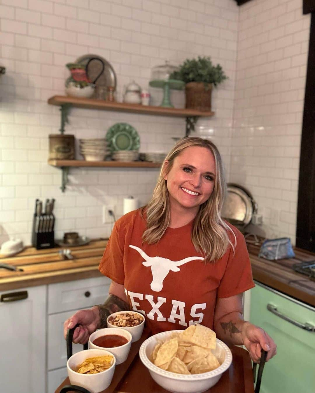 ミランダ・ランバートのインスタグラム：「Hook ‘em horns 🤘 @wandajunehome」