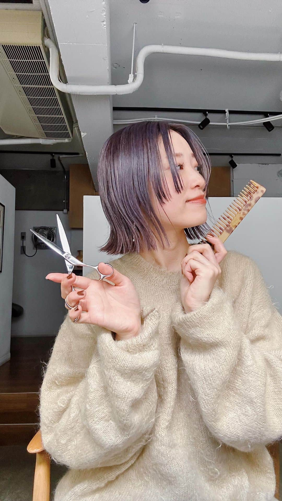 和田美由紀のインスタグラム：「前髪セルフカットした✂️👶🏻 そして切りすぎた😇 アレンジしにくいので自分でカットしたけど 神オーナーに後ほど直して頂きました🙏🏻😇笑 美容師であっても自分でやるもんじゃないので 前髪カットで来てくださるお客様ほんと素晴らしいです🫶🏻 セルフカットしちゃってもちゃんと申告するお客様とても可愛いです👼🏻 私は怒らない系美容師なので大丈夫ですよ👍🏻（？） 白髪抜いても怒りません😎なぜなら自分も抜いてるから😇 ですがケアはしっかりやりましょう💕🧴 ちなみにヘアカラーはただいま店長にブルーラベンダーにして頂きました🪻👼🏻  #ボブヘアアレンジ  #スタイリング #セルフアレンジ #ヘアアレンジ　 #セルフカット #hairarrange  #lorensalon」