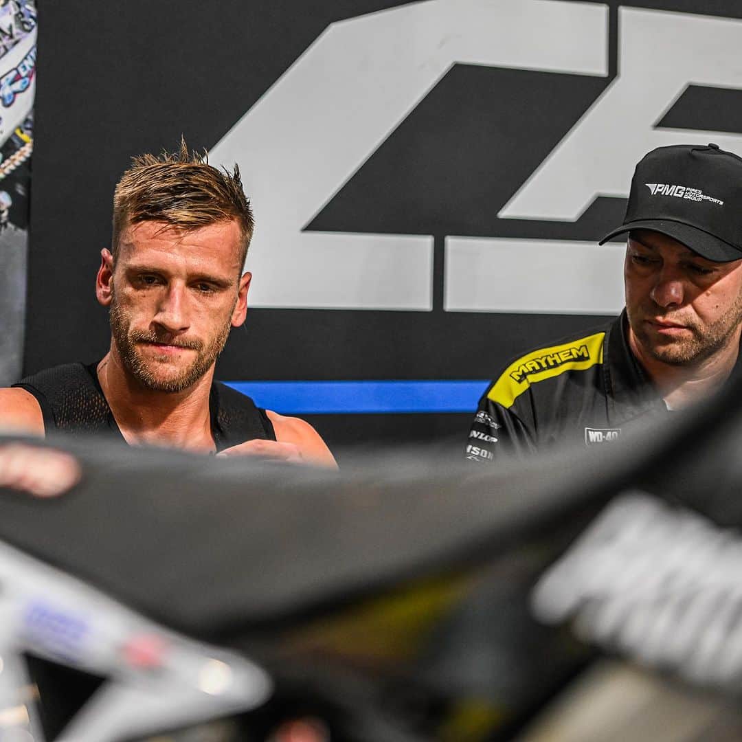 ケン・ロックゼンのインスタグラム：「Tonight did not go as planned.  I honestly struggled all day. No excuses but i was by no means where i want to be and that’s ok. I worked through it. Starts 🙄 a crash in the second main 🙄 Some sketchy moments 🙄i had a bit of everything today 🤠 not like me at all actually… Oh well, it’s good to be challenged and be uncomfortable. I stare that shit straight in the eyes and don’t shy away from it.  Still ended on the podium tonight with a 3-6-2 for 3rd overall  📸 @thibaultphotography」