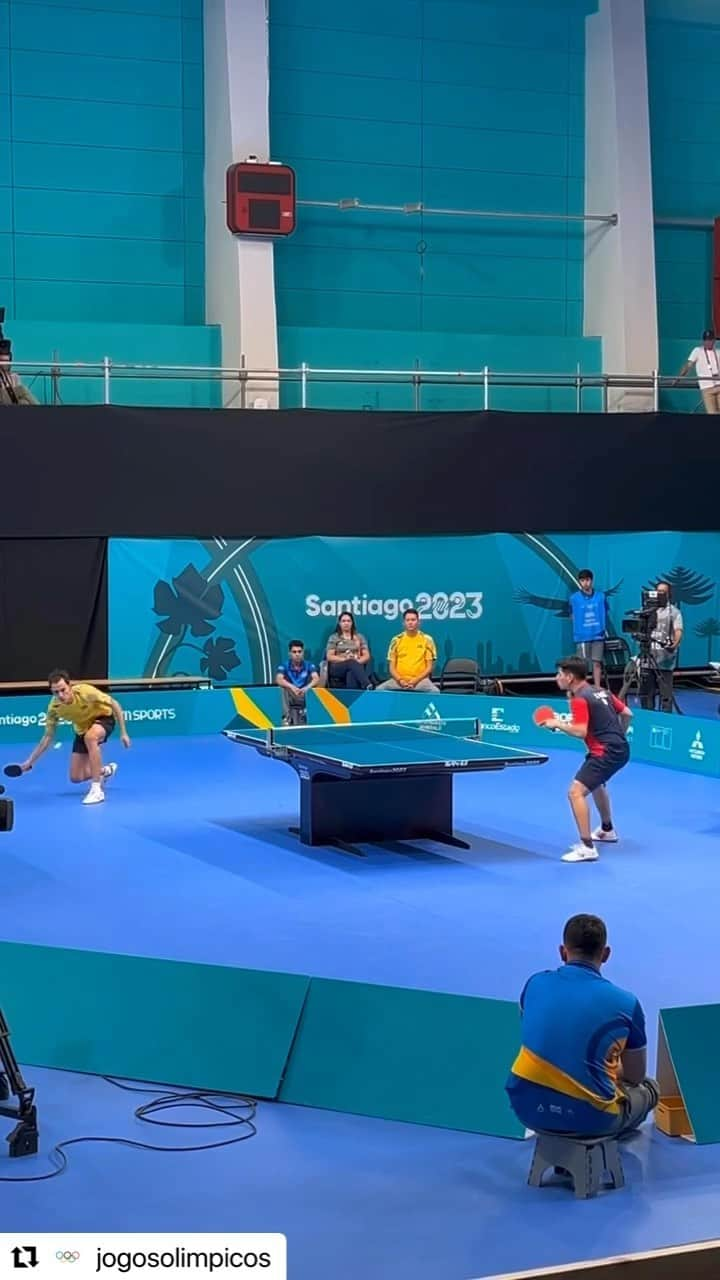 ウーゴ・カルデラノのインスタグラム：「#Repost @jogosolimpicos  ・・・ Simplesmente a GENIALIDADE de @hugocalderano! Quando tudo parecia perdido, ele achou essa bola incrível 🏓🤯 #santiago2023」