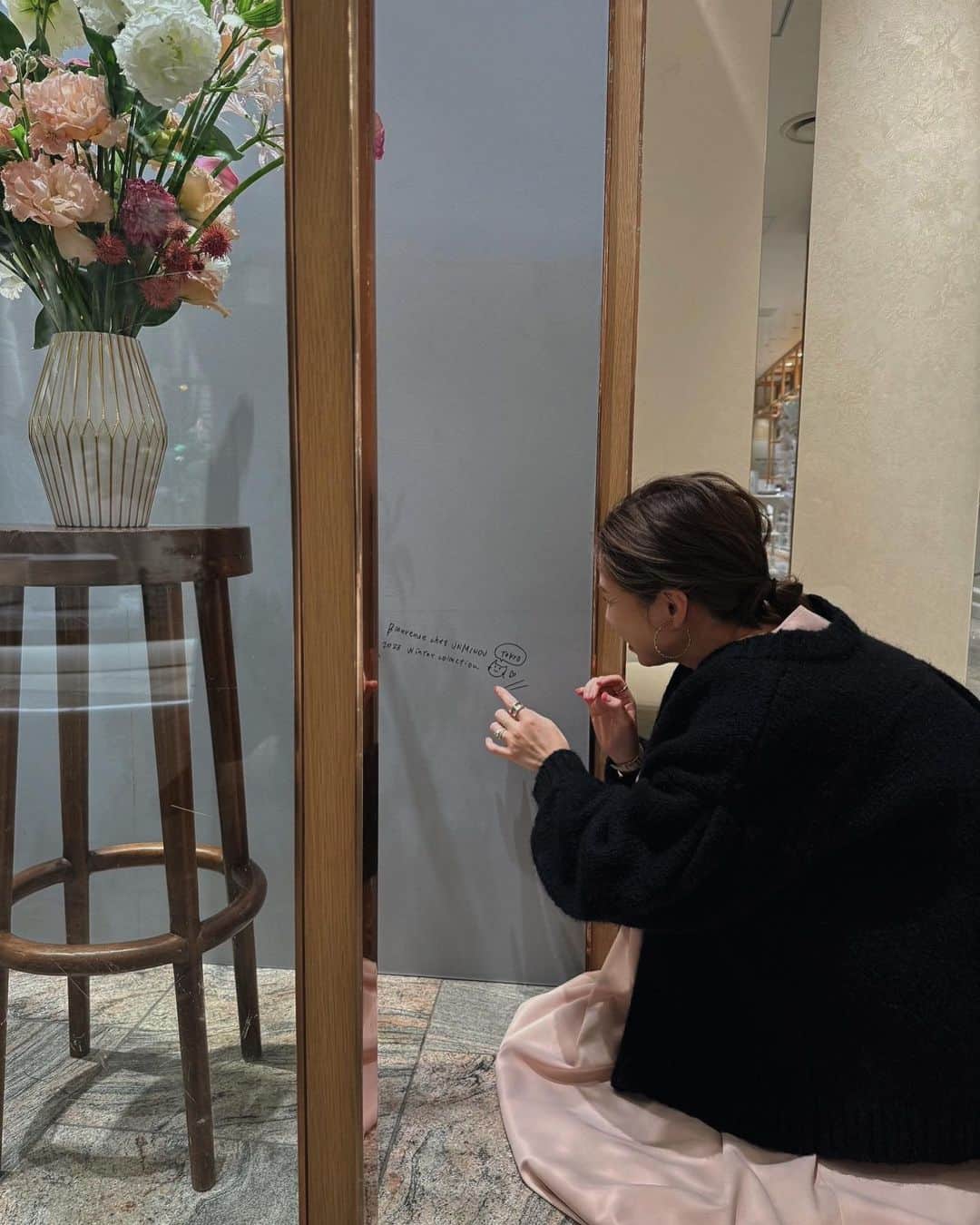 大橋あゆみのインスタグラム：「東京5日目の朝をむかえています🤍  毎日お伝えしようとしては忘れを繰り返していましたが、前回梅阪のpopupでめちゃくちゃ遊びで書かせてもらった落書きを、東京ver.でも作ってもらいました😺💗  来て頂いた方にはどこか絶対おわかりになる場所だと思うのですがまた書いたんやなぁとちらり見ていただけたら嬉しいです😃  今日はハートキャミワンピとキルティングスカラッププルオーバーの再入荷がありますよ☺️  とにかく、連日たくさんのお客様の笑顔を見ることができ、とっても嬉しいです😺  いってきまぁす😺  #unminou」