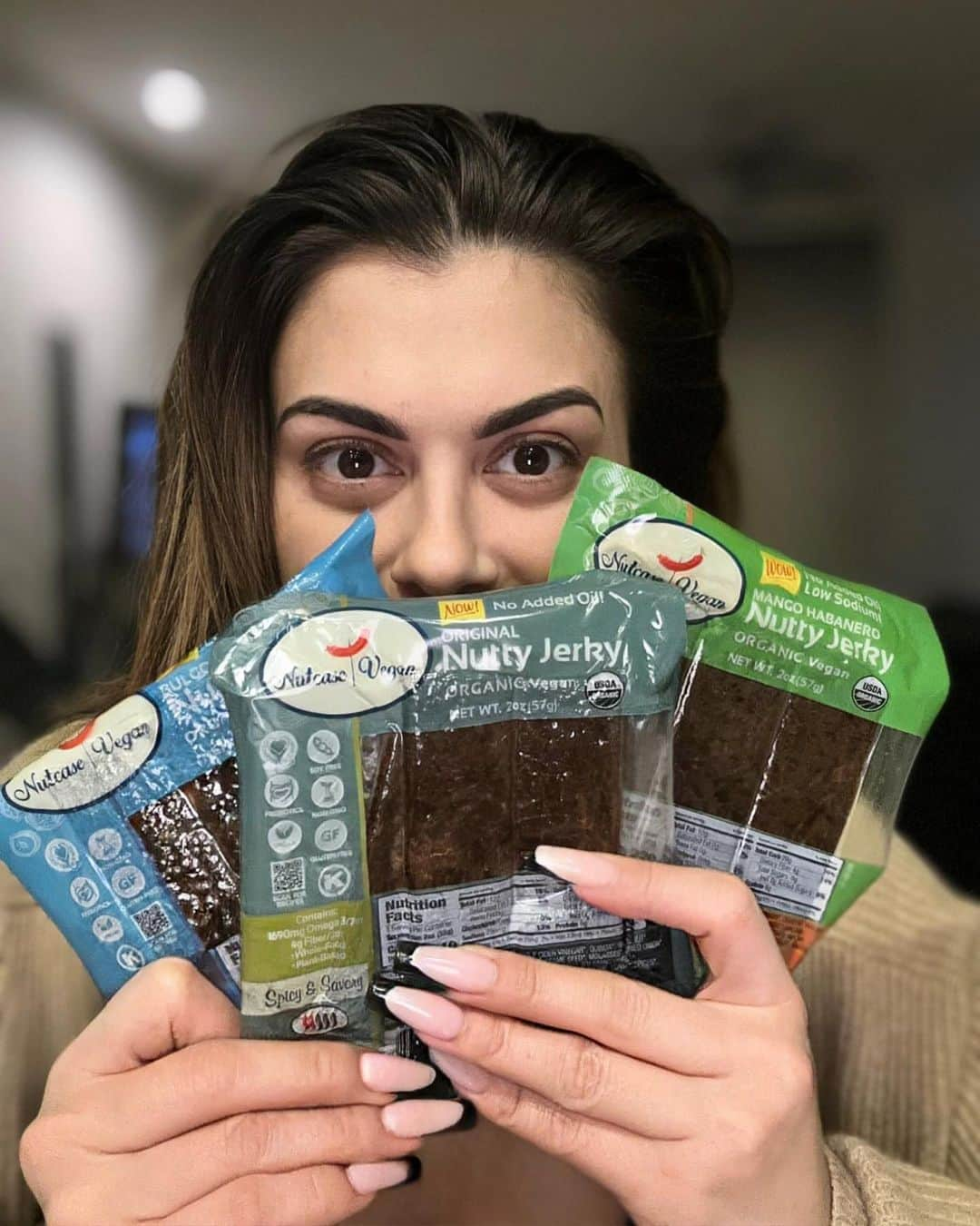 リンゼイ・ショウのインスタグラム：「🚨Giveaway Alert🚨   Win a @nutcasevegan jerky trio! Mango Habanero is my favorite. 😋  To enter:   1. Follow @nutcasevegan  2. Comment Below 3. Tag friends for extra entries   2 Winners will be selected to win these delicious plant-based jerky trios!   Giveaway ends Saturday, Nov 25th.   *Must be US resident  *Must be 18」