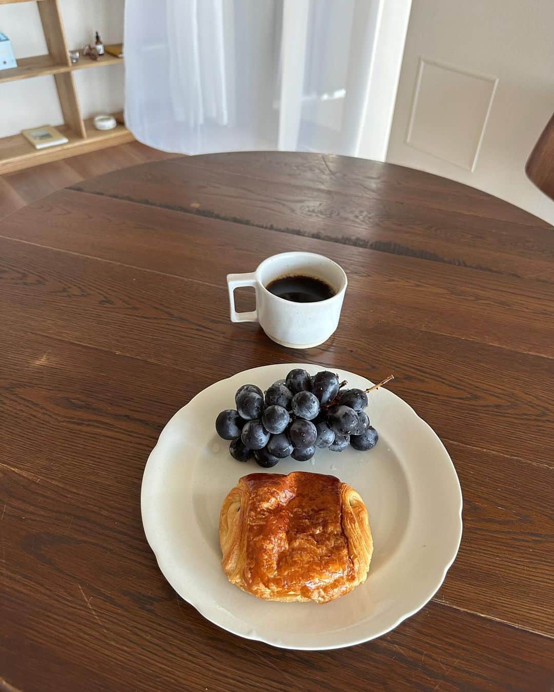 まつだみらいさんのインスタグラム写真 - (まつだみらいInstagram)「Autumn morning 🍂🫖🥐」11月19日 8時32分 - mira0911