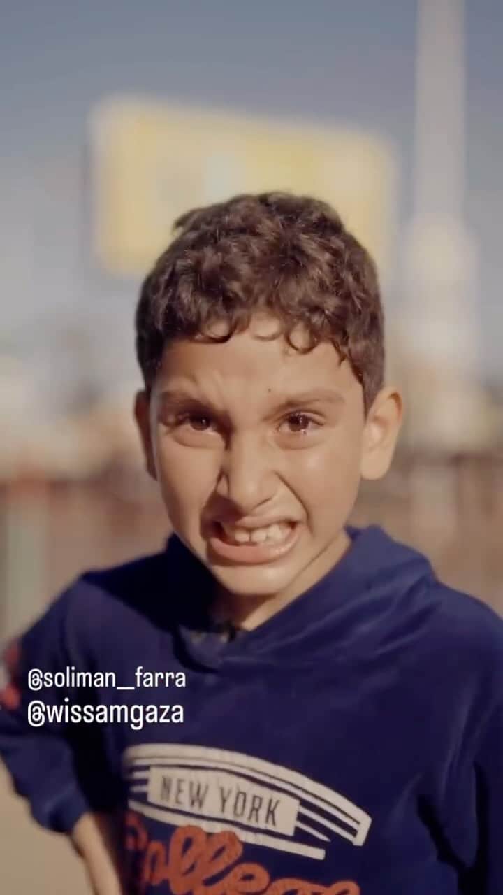 ゲームのインスタグラム：「After fleeing his home, a terrified boy is still looking for his father. By @soliman__farra」