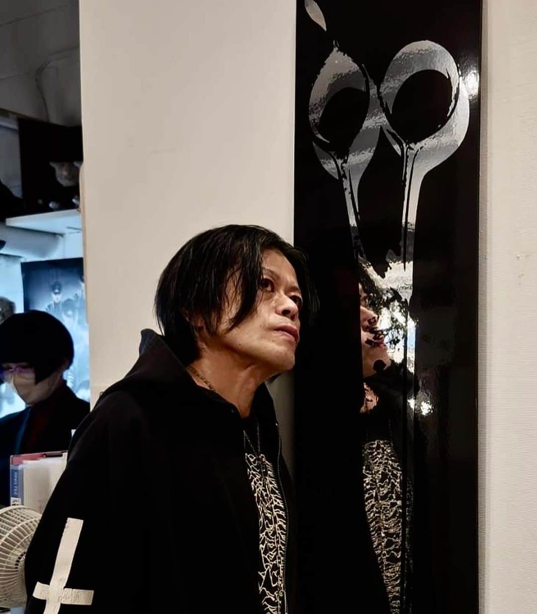 宙也さんのインスタグラム写真 - (宙也Instagram)「銀座ヴァニラ画廊へ。 蜜に会いに。 黒い血が美しかった。 #致死量ドーリス  #楠本まき」11月19日 8時35分 - chuya_aquarius