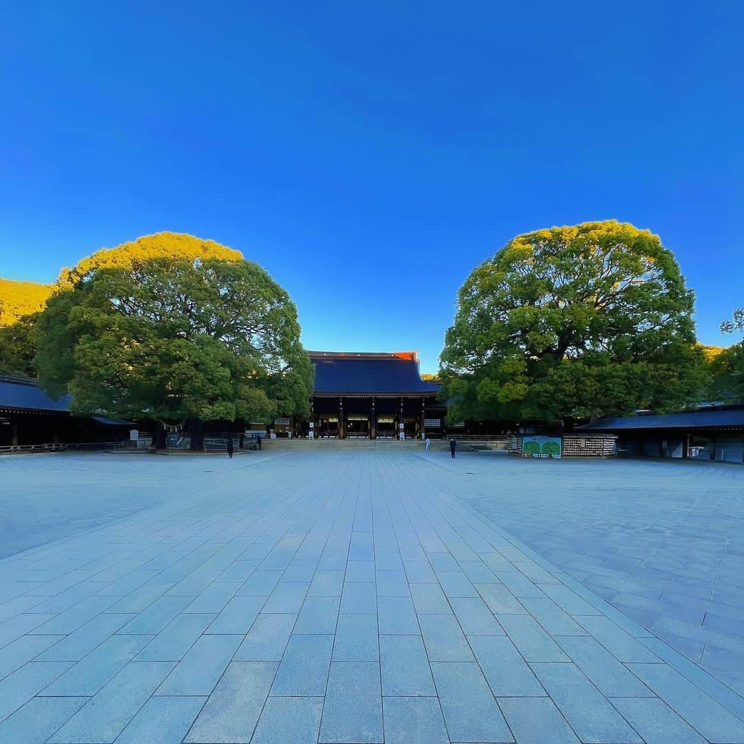 YOKANのインスタグラム：「《OhaYOKAN》  今朝の 原宿表参道は快晴なり…☀️  ちょっと 冷んやりとしていますが  清々しく さわやかな朝🌅  朝ラン＆ウォークは  日曜日なので  いつもより遅く 明るくなってからのスタートで  のんびり スロージョギングでした…🏃‍♀️👟  みなさま  笑顔でステキな日曜日を…💓  ※今朝の  《YOKAN散歩》  街角アート写真は  朝の情景…🌄  そして  神社仏閣シリーズ…⛩️  お馴染み  『明治神宮』  そして  朝日が眩しい表参道…🌄 （上手く撮れなかった…）  #harajuku #omotesando #tokyo #原宿 #表参道 #morning #朝 #running #ジョギング #朝ラン #walking #ウォーキング #朝活 #OhaYOKAN #YOKAN散歩 #YOKAN #streetart #街角アート #shrinesandtemples #神社仏閣 #MeijiJingu #明治神宮 #朝の情景 #morningscenes #tokyocameraclub #インスタ映え #instagram #笑顔でステキな1日を💓」