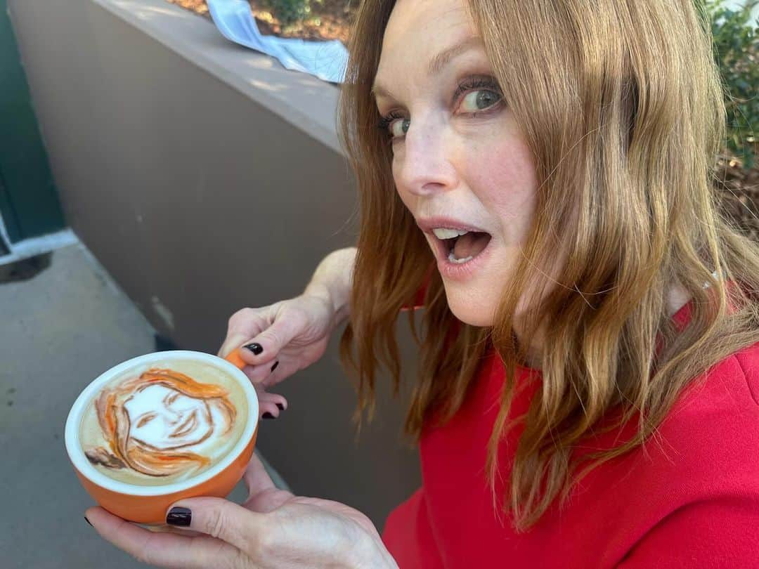 ジュリアン・ムーアのインスタグラム：「Thank you @baristart for the very flattering portrait that I drank while waiting to talk about @maydecemberfilm at #deadlinecontenders - @melton looks pretty good too.  Photos by #ToddHaynes」