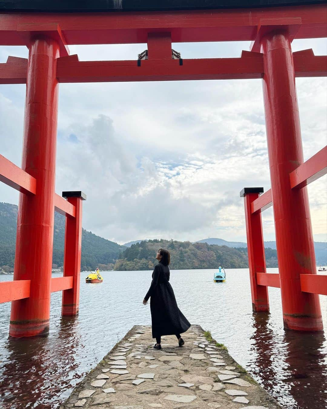 水田あゆみさんのインスタグラム写真 - (水田あゆみInstagram)「この写真に、いいねください🙇‍♀️🙏  これ撮るのに2時間も並んだんです、、。 #平和の鳥居   30組くらいだったから、見た目で判断してあー30分くらい並ぶのかな？と思って並びだしたら、  6歩くらいしか進んでないくらいですでに40分経ってて、 もう40分並んだしって後には引けなくなって、何回かもう帰る？ってなったけど頑張って最後までいったら結局2時間並んだ😂笑  そうだよね、 写真撮るのに1組4分かけたらそれだけで120分、、 なんで並ぶ前に気づかなかったんだ。  、、イイねください🥹🙏✨  #箱根 #平和の鳥居#フォトスポット #後ろに船いっぱい写っちゃってるし #曇ってるし #あんまり映えさせられなかった #🙄」11月19日 18時00分 - ayune____