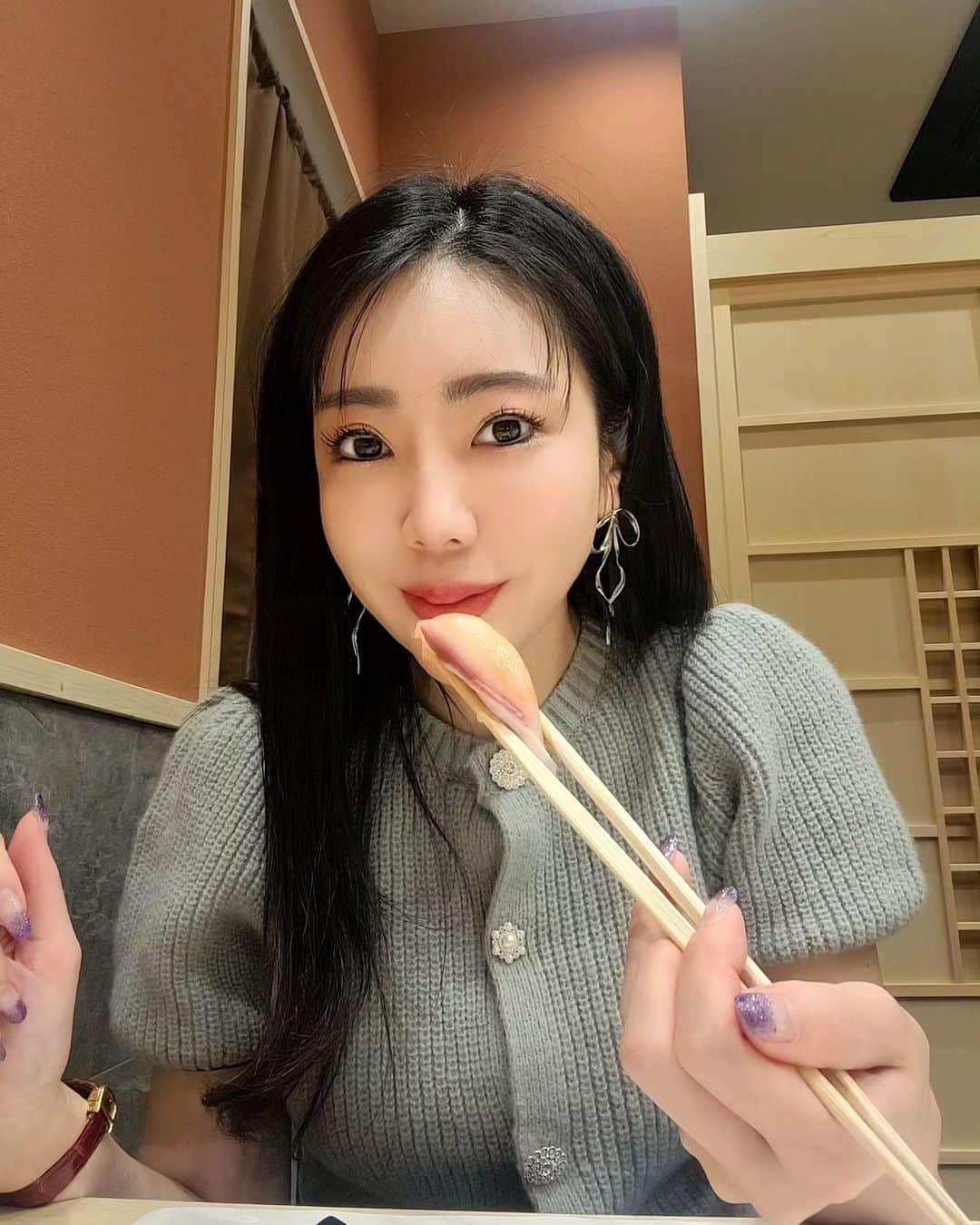 今堀恵理のインスタグラム：「母と京都駅前の @kyoto_sushi_momonoki   8年連続星獲得 東京 中華の名店がプロデュースしたお鮨です♡ おまかせコース食べました 前菜5種 造り 本日の逸品　 蒸し物 握り8貫 うにいくら小丼 巻物 玉 お椀 デザート  しっかり出たよ～👍️  この日のコーデも @shein_japan  @sheinofficial SHEIN's Black Friday Sale 開催中  アームスリーブ付きニット  熱い時はアームを外せて便利 22631718  割引クーポン番号：BFJP450 利用期限：〜12月末日  #鮨桃の木 #京都 #SHEINblackfriday #SHEINGoodFinds #SHEINforAll  #loveshein #ad #saveinstyle #DazyHyunA」