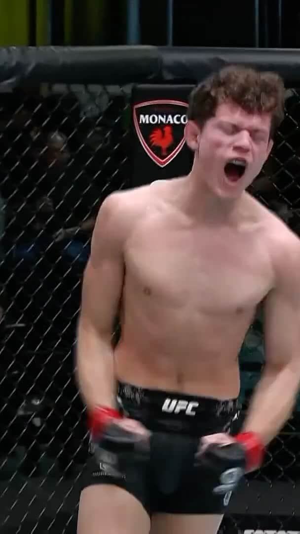 UFCのインスタグラム：「First round submission for @CHoop556 💪  [ #UFCVegas82 | Watch LIVE now on ESPN+ ]」
