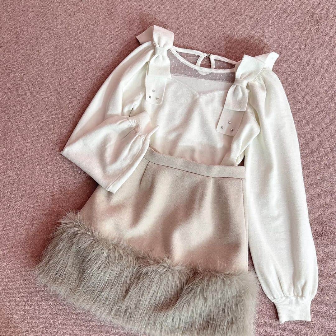 evelynのインスタグラム：「winter collection🐰♥︎ ㅤㅤㅤㅤㅤㅤㅤㅤㅤㅤㅤㅤㅤ Coming Soon new item ㅤㅤㅤㅤㅤㅤㅤㅤㅤㅤㅤㅤㅤ #肩リボンニット ¥7,400 【OW/PI/BK】 ㅤㅤㅤㅤㅤㅤㅤㅤㅤㅤㅤㅤㅤ #evelyn #エブリン」