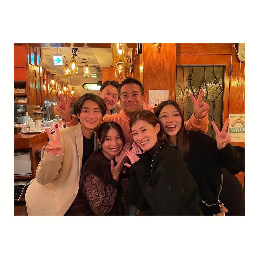 夢月せらさんのインスタグラム写真 - (夢月せらInstagram)「笑福亭鉄瓶さんの東名阪ツアー独演会✨️ 久しぶりにライブの落語！！上方落語！！！ もう、最高でした〜😆💖  スタンダップのトークから始まり、古典落語、鉄瓶さんが自ら台本を書き実際にいる人物に焦点を当てその人の人生を落語にされたノンフィクション落語。 落語のコース料理のような独演会で、笑いあり涙ありの本当にあっという間の時間でした。  鉄瓶さんや前座を務められた桂治門さんから、落語の演技についてのお話なんかも聞けてめちゃくちゃ勉強になることばかりの貴重な時間でした〜😭✨️  私はご縁はありませんでしたが、宝塚でも落語を元にした作品は色々あるので、まずはそういう自分の近いところにある作品の元になっている古典落語を色々見てみようと思いました☺️   #落語  #上方落語  #笑福亭鉄瓶 さん #桂治門 さん」11月19日 8時57分 - seramutsuki