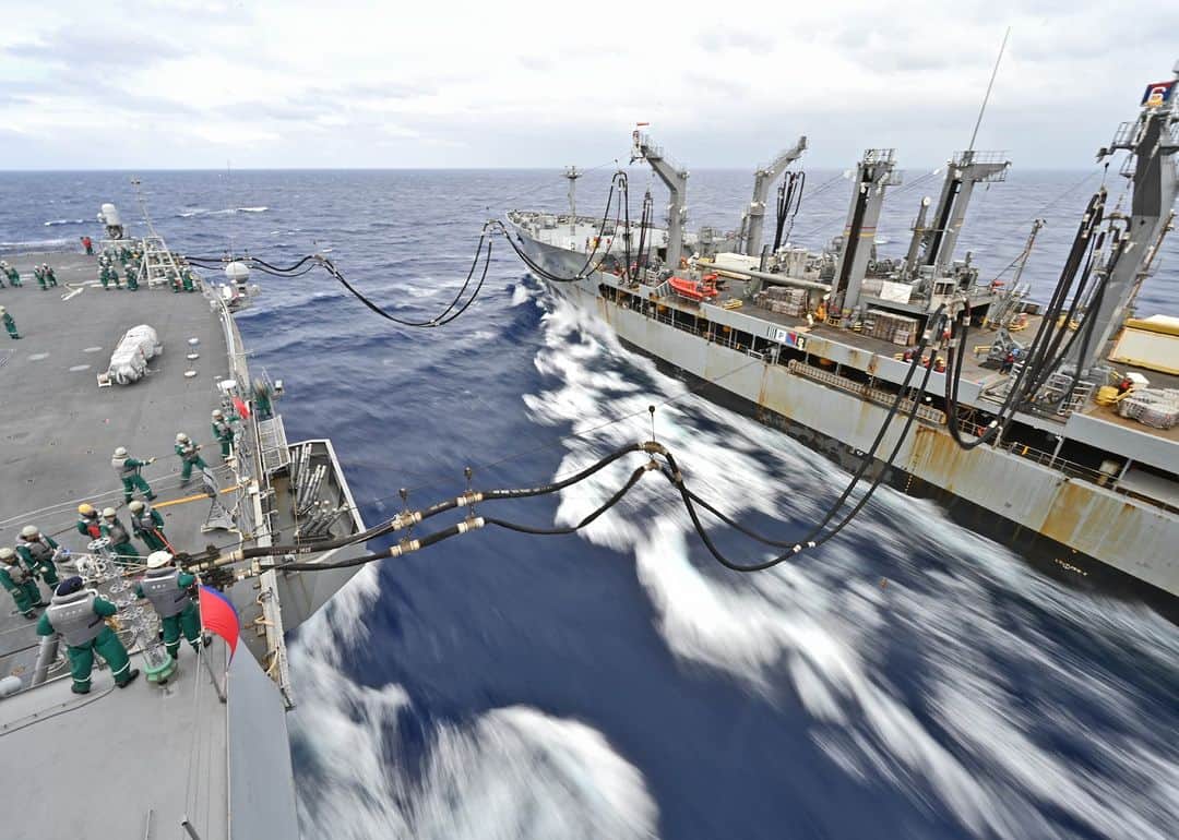 海上自衛隊のインスタグラム：「こちらの写真、気づきましたか？  同じ速力で航行しているからこそ、 ２艦はぶれることなく写っています。 双方の操艦技術、連携力の高さが伺える写真です！  #ひゅうが #洋上補給 #写真好きな人と繫がりたい」
