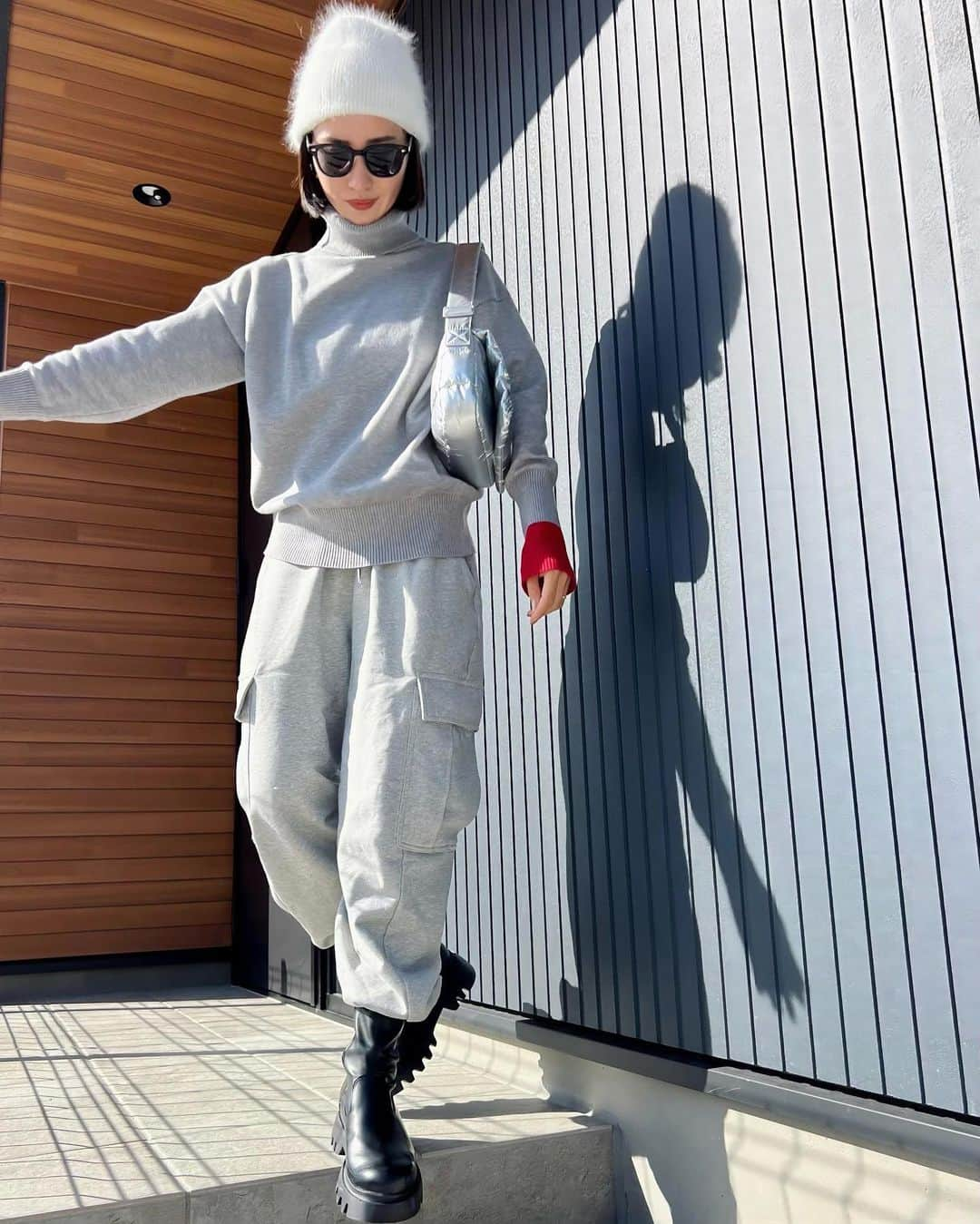 Ayaさんのインスタグラム写真 - (AyaInstagram)「この前のコーデ好評やった😎🤍 グレーで合わせ スウェットは上下セットアップでもかわいいのよ🫶  ブーツもめちゃくちゃ履きやすいし形綺麗〜❤️‍🔥  tops @hebi_hebis  pants @knuthmarf_official  boots @jihyang_0305  bag @beyondthevines   #outfit#fashion#ママコーデ#ママファッション#男の子ママ #大人カジュアル#スウェットコーデ #hebihebi#knuthmarf#jihyang」11月19日 9時05分 - aya__fit