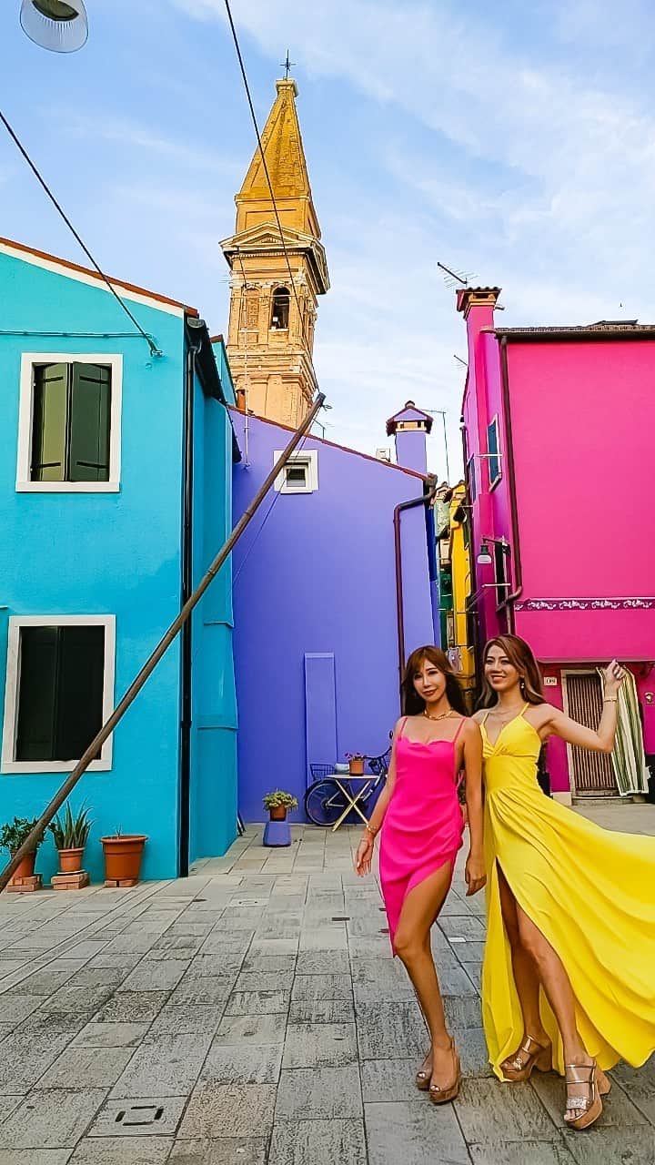 myumyuのインスタグラム：「Try picking up girls  カラフルな家に ナナメの教会が有名 #ブラーノ島  #Italia#Italy#italytravel#italytrip#Venezia#Venice#veniceitaly#venicetravel#Marriott#イタリア#イタリア旅行#女子旅#ベネチア#ベニス#マリオット#旅行#旅#旅行好き#海外旅行#海外旅行好きな人と繋がりたい#海外旅行大好き#旅行好き#traveler#travelgram#travelawesome#travellover#Burano#buranoitaly#buranoisland#buranocolors」