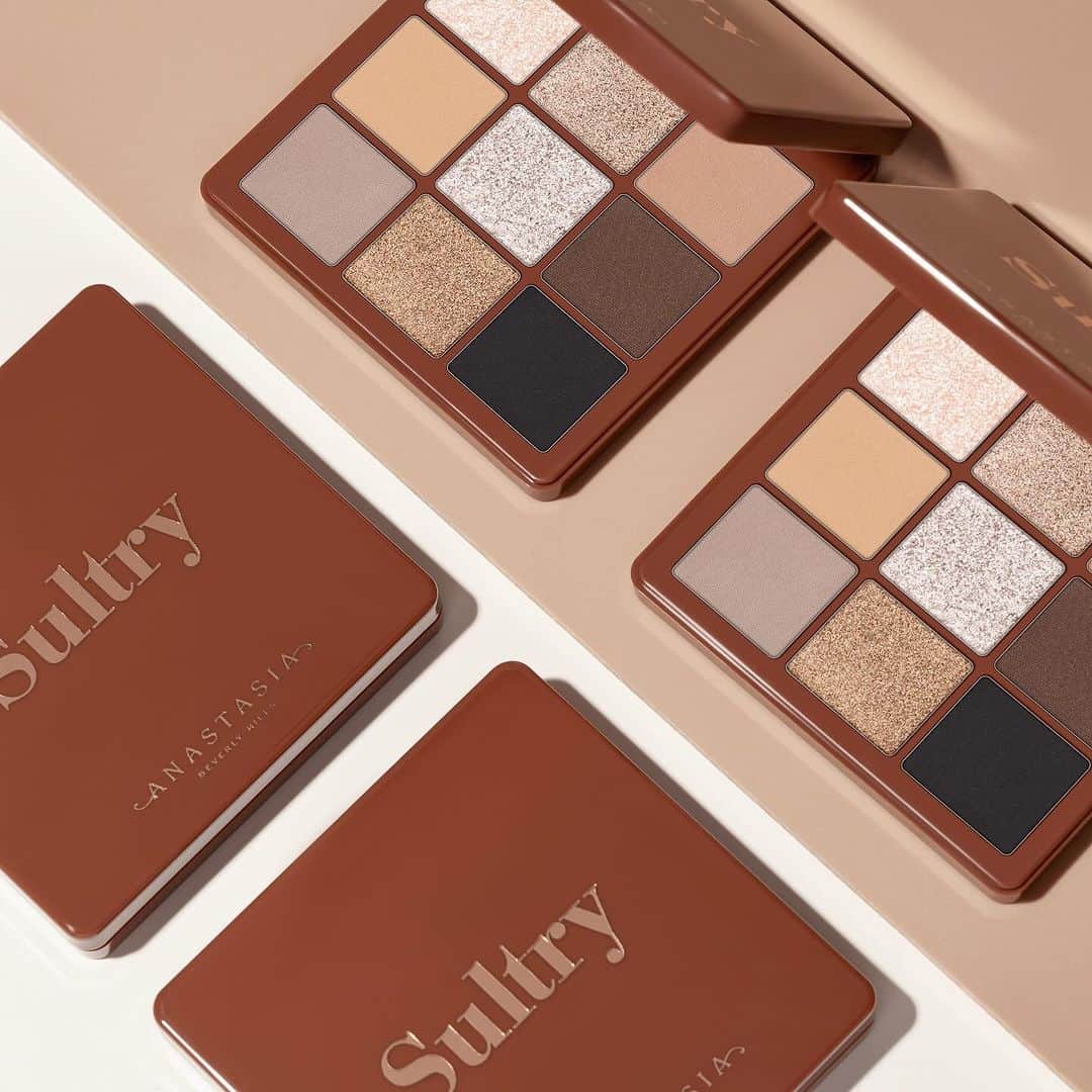 Anastasia Beverly Hillsのインスタグラム：「Smokey holiday looks loading 🔥...  Shop our Sultry Mini Eyeshadow Palette at your local @ultabeauty now! ❤️‍🔥  #AnastasiaBeverlyHills」