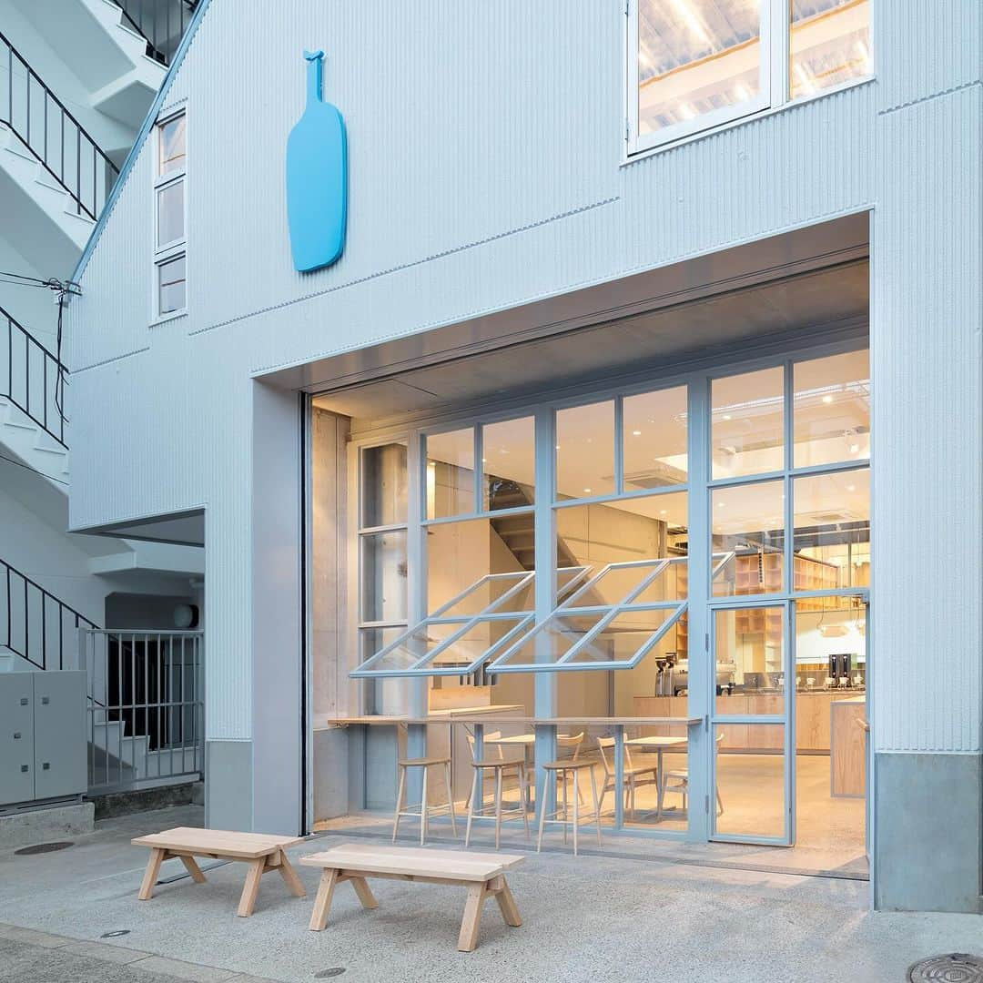 Blue Bottle Coffee Japanさんのインスタグラム写真 - (Blue Bottle Coffee JapanInstagram)「Thank you for 7 years of love and support 💙 【English below】⁠ 本日11月19日(日) 「ブルーボトルコーヒー 中目黒カフェ」最終営業日です。⁠ ⁠ 中目黒カフェチームからのメッセージ ✉️ ⁠ 「地域の皆さまと一緒に歩んできた 7 年は、開店当時のカフェビジョンでもあった "コーヒー好きを育てる" と同じように、地域の皆さまと一緒にたくさんの成長があったカフェだったと思います。⁠ ⁠ 小さな赤ちゃんだったゲストのお子さまがお話できるようになっていたり、コーヒーをより好きになってくださったゲストがいらっしゃったり、地域とつながりを深めていく、心が暖かくなれる素敵なカフェだと働きながら感じています。 この場所でのたくさんの方とのつながりや笑顔は、私たちの宝物です。⁠ ⁠ 残念ながら 11月19日(日)で中目黒カフェは閉店となりますが、最後まで変わらずゲストにとって居心地の良い集いの場所となるよう心を込めてお迎えいたします。 皆さまのご来店をお待ちしております！」⁠ ⁠ 閉店後バリスタは他のカフェに移り勤務を続けます。⁠ 今後は、12月20日(水) Forestgate Daikanyama（フォレストゲート代官山）内にオープンする「ブルーボトルコーヒー 代官山カフェ」や、全国のブルーボトルコーヒー各カフェで、皆さまのご来店をお待ちしております。⁠ ⁠ ⁠ Thank you for 7 years of love and support!⁠ Today, Sunday, November 19, is the last business day of Blue Bottle Coffee Nakameguro Cafe.⁠ ⁠ Message from the Nakameguro Cafe Team ✉️⁠ ” In the seven years that we have been working together with the local community, I believe that the cafe has grown a lot together with the local residents, just as our vision for the cafe at the time of its opening was to "nurture coffee lovers".⁠ ⁠ I have seen guests' children who were small babies become able to talk, and guests who have come to love coffee even more. I feel while working at the cafe that it is a wonderful place that deepens the connection with the community and warms the heart. The connections and smiles we have made with so many people at this place are our treasure.⁠ ⁠ Unfortunately, Nakameguro Cafe will be closing on Sunday, November 19, but we will continue to welcome you with all our hearts to make it a comfortable gathering place for our guests until the end.”⁠ ⁠ After closing, baristas move to other cafes to continue working.⁠ We look forward to welcoming you at the Blue Bottle Coffee Daikanyama Cafe, which will open in Forestgate Daikanyama on December 20 (Wed), and at Blue Bottle Coffee cafes nationwide.」11月19日 9時01分 - bluebottlejapan