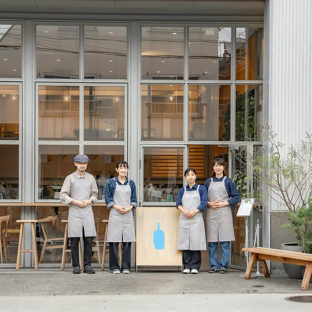 Blue Bottle Coffee Japanさんのインスタグラム写真 - (Blue Bottle Coffee JapanInstagram)「Thank you for 7 years of love and support 💙 【English below】⁠ 本日11月19日(日) 「ブルーボトルコーヒー 中目黒カフェ」最終営業日です。⁠ ⁠ 中目黒カフェチームからのメッセージ ✉️ ⁠ 「地域の皆さまと一緒に歩んできた 7 年は、開店当時のカフェビジョンでもあった "コーヒー好きを育てる" と同じように、地域の皆さまと一緒にたくさんの成長があったカフェだったと思います。⁠ ⁠ 小さな赤ちゃんだったゲストのお子さまがお話できるようになっていたり、コーヒーをより好きになってくださったゲストがいらっしゃったり、地域とつながりを深めていく、心が暖かくなれる素敵なカフェだと働きながら感じています。 この場所でのたくさんの方とのつながりや笑顔は、私たちの宝物です。⁠ ⁠ 残念ながら 11月19日(日)で中目黒カフェは閉店となりますが、最後まで変わらずゲストにとって居心地の良い集いの場所となるよう心を込めてお迎えいたします。 皆さまのご来店をお待ちしております！」⁠ ⁠ 閉店後バリスタは他のカフェに移り勤務を続けます。⁠ 今後は、12月20日(水) Forestgate Daikanyama（フォレストゲート代官山）内にオープンする「ブルーボトルコーヒー 代官山カフェ」や、全国のブルーボトルコーヒー各カフェで、皆さまのご来店をお待ちしております。⁠ ⁠ ⁠ Thank you for 7 years of love and support!⁠ Today, Sunday, November 19, is the last business day of Blue Bottle Coffee Nakameguro Cafe.⁠ ⁠ Message from the Nakameguro Cafe Team ✉️⁠ ” In the seven years that we have been working together with the local community, I believe that the cafe has grown a lot together with the local residents, just as our vision for the cafe at the time of its opening was to "nurture coffee lovers".⁠ ⁠ I have seen guests' children who were small babies become able to talk, and guests who have come to love coffee even more. I feel while working at the cafe that it is a wonderful place that deepens the connection with the community and warms the heart. The connections and smiles we have made with so many people at this place are our treasure.⁠ ⁠ Unfortunately, Nakameguro Cafe will be closing on Sunday, November 19, but we will continue to welcome you with all our hearts to make it a comfortable gathering place for our guests until the end.”⁠ ⁠ After closing, baristas move to other cafes to continue working.⁠ We look forward to welcoming you at the Blue Bottle Coffee Daikanyama Cafe, which will open in Forestgate Daikanyama on December 20 (Wed), and at Blue Bottle Coffee cafes nationwide.」11月19日 9時01分 - bluebottlejapan