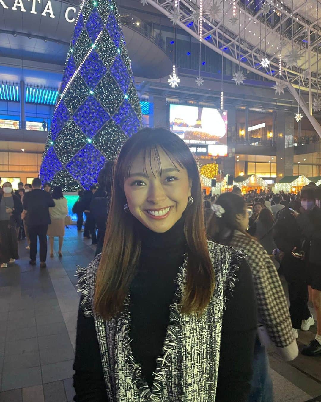 高木晴菜さんのインスタグラム写真 - (高木晴菜Instagram)「クリスマスマーケット🎄🎅🏻  クリスマスシーズンしか楽しめないこの雰囲気！ 楽しかったなぁ🤍一瞬でほろよいに🤣  最近急に寒くなってきたので、 温かくして過ごしましょうね☃️🧣  #クリスマスマーケット」11月19日 9時07分 - harunatakagi