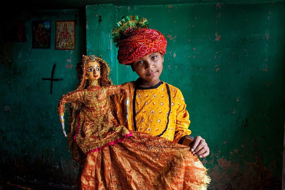 thephotosocietyのインスタグラム：「Photo by @aitorlaraphoto // Kathputli Colony is a community of street puppeteer artists located in the Shadipur Depot area of New Delhi. For more than 50 years, it has been home to many families of magicians, snake charmers, acrobats, singers, dancers, actors, healers, and traditional musicians, and most notably, Rajasthani Kathputli puppeteer artists. This makes it the largest community of street performers in India. The colony began to expand in the 1950s as a cluster of makeshift tents in an open field on the outskirts of Delhi, set up by itinerant Rajasthani puppeteers who gave the colony its name. In the following decades, street performers from Andhra Pradesh and Maharashtra also settled there. Today, it is a prime real estate area surrounded by Mayapuri and Naraina. Currently, the colony is undergoing an in-situ redevelopment plan by the Delhi Government Authority.」