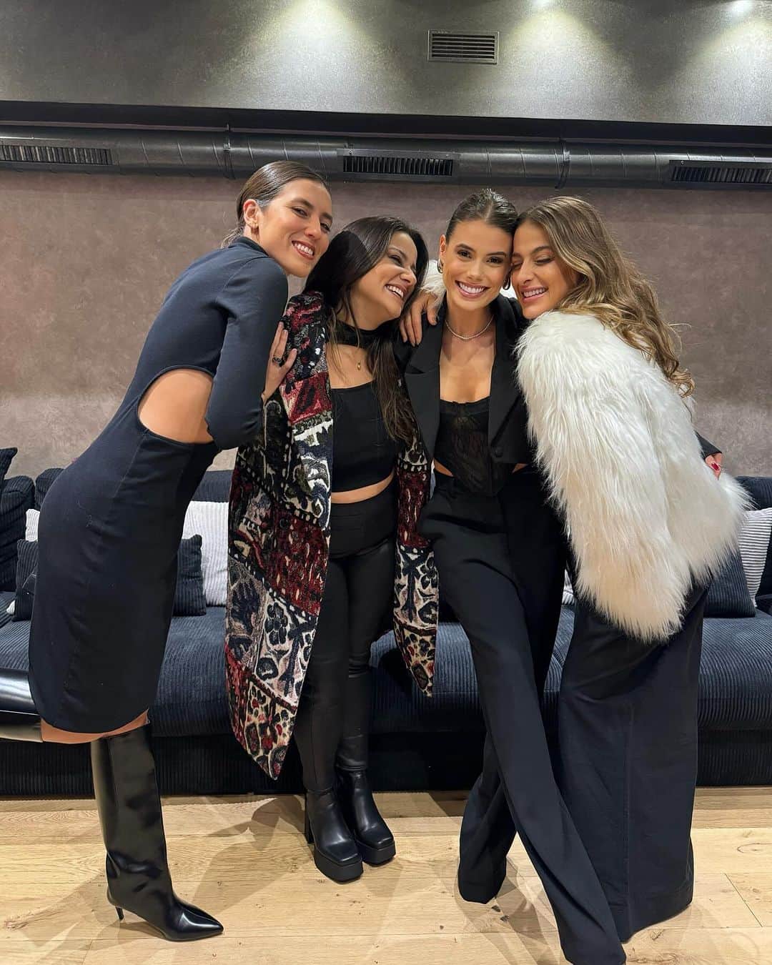 キャロル・カブリーノのインスタグラム：「Nem acredito que demorou 9 anos pra poder juntar mais de uma de nós aqui em paris! Amo vocês 🤍」