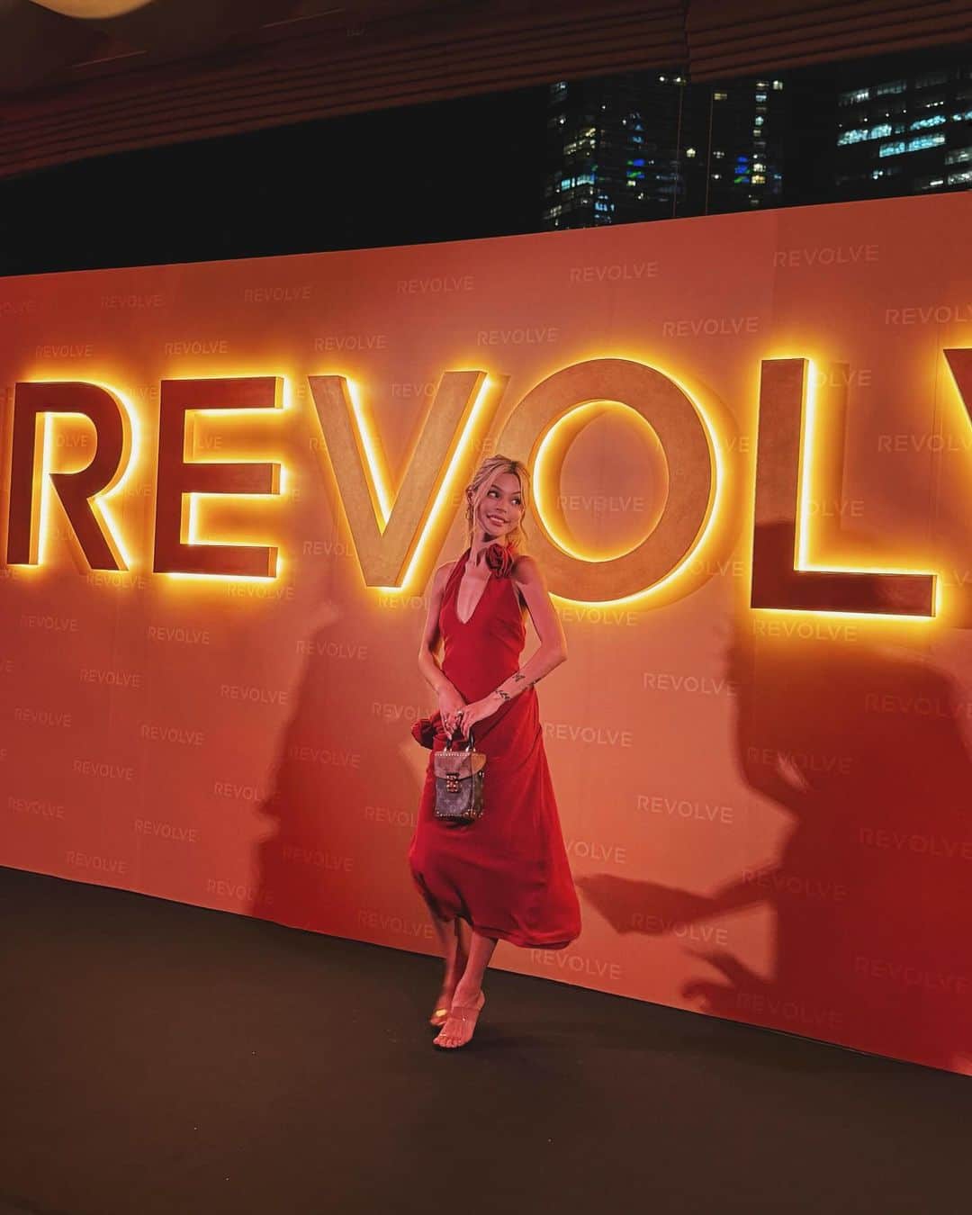リリーマイマックさんのインスタグラム写真 - (リリーマイマックInstagram)「@revolve knows how to paint the town red 🪭#RevolveAroundTheWorld wearing @loversfriendsla 🌹」11月19日 9時15分 - lilymaymac