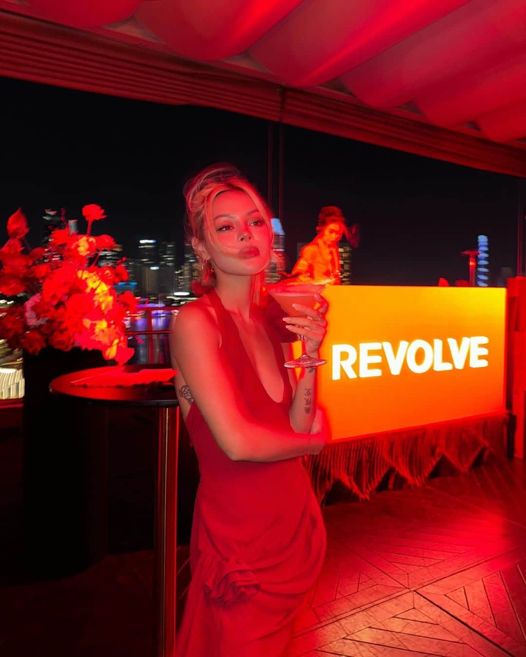 リリーマイマックさんのインスタグラム写真 - (リリーマイマックInstagram)「@revolve knows how to paint the town red 🪭#RevolveAroundTheWorld wearing @loversfriendsla 🌹」11月19日 9時15分 - lilymaymac