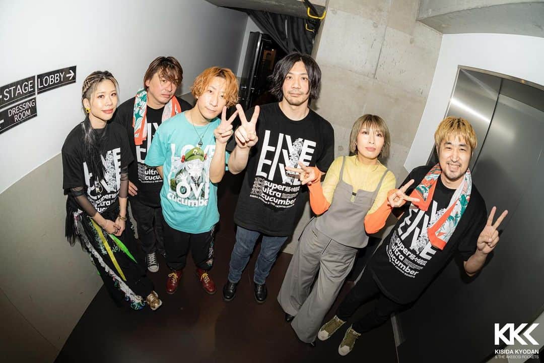 ichigoさんのインスタグラム写真 - (ichigoInstagram)「岸田教団&THE明星ロケッツ ～東方アレンジオンリーツアー2023秋～ ツアーファイナルでした☻  埼玉〜名古屋〜大阪〜東京のミニツアーだったけど、めちゃ充実した濃いツアーだった気がする。  自分たちのルーツを辿った気もするし…何かを再確認したような気もするし…大きな一歩を踏み出した気もする…気がしとけばいいと思うなよ！w  いいとこいっぱいみてもらったと思うし、ひどいとこもボロッボロ出てたし、なんかね、改めて自己紹介をするようなツアーだったなと思うんよ。 これが岸田教団&THE明星ロケッツですって。（いいのかあれで） だからこそ、来てくれたみんなや、周囲の人たちからの愛をたくさん感じるツアーでした！ありがとう！！！！  そんなわけで相変わらず格好つかない私たちだけど、これからもよろしくってことでよろしく！笑  📸 @sugi.7_voltex  💄 @hairmakechelsea」11月19日 9時15分 - ichiringo