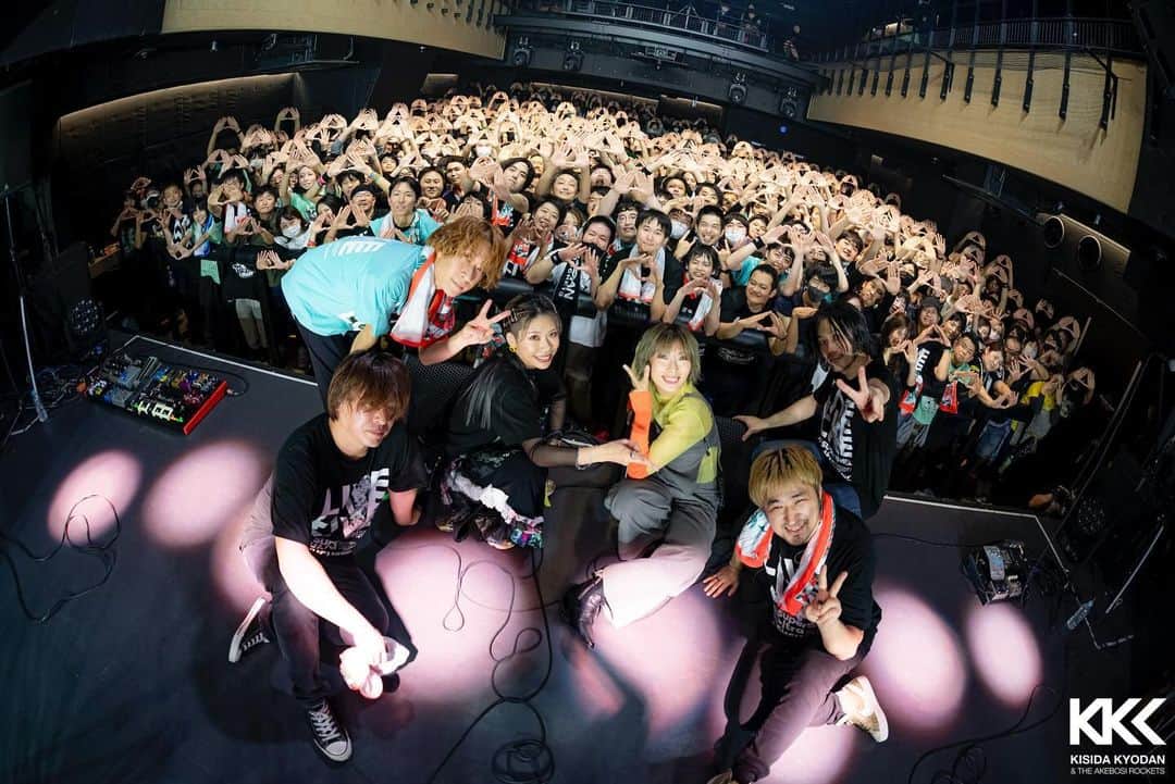 ichigoさんのインスタグラム写真 - (ichigoInstagram)「岸田教団&THE明星ロケッツ ～東方アレンジオンリーツアー2023秋～ ツアーファイナルでした☻  埼玉〜名古屋〜大阪〜東京のミニツアーだったけど、めちゃ充実した濃いツアーだった気がする。  自分たちのルーツを辿った気もするし…何かを再確認したような気もするし…大きな一歩を踏み出した気もする…気がしとけばいいと思うなよ！w  いいとこいっぱいみてもらったと思うし、ひどいとこもボロッボロ出てたし、なんかね、改めて自己紹介をするようなツアーだったなと思うんよ。 これが岸田教団&THE明星ロケッツですって。（いいのかあれで） だからこそ、来てくれたみんなや、周囲の人たちからの愛をたくさん感じるツアーでした！ありがとう！！！！  そんなわけで相変わらず格好つかない私たちだけど、これからもよろしくってことでよろしく！笑  📸 @sugi.7_voltex  💄 @hairmakechelsea」11月19日 9時15分 - ichiringo