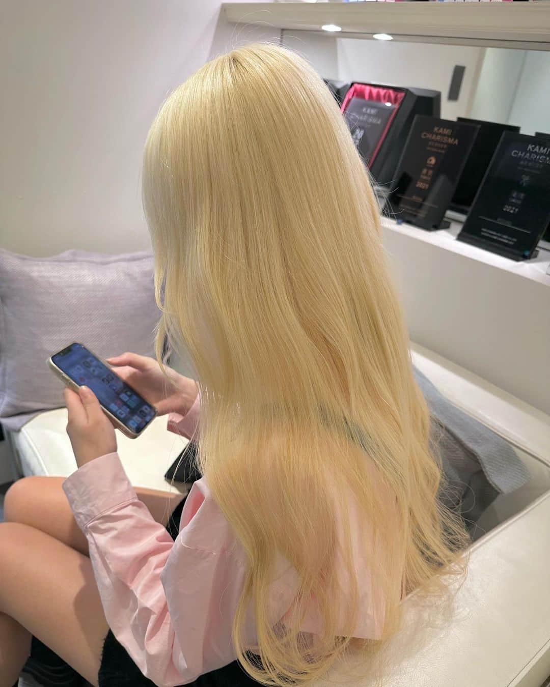 Beleza_official_instagramのインスタグラム：「抜きっぱなしブロンド♡ (ブリーチのみ) ・ 色落ちまで綺麗なカラー やわらかいカラー 一人ひとりに似合うカラー お任せください✊🌼🌟 ブリーチは誰に任せるかでダメージが 変わってきます！ ご予約はDMorホットペッパーから お願いします😉💕 Rei指名していただければ 絶対に可愛くします✊ belezaに来たことある方でもRei指名可能です😇 "また会いたい"と思わせます❗️ ・ わからないことがあればDMまでお願いします🤲  黒染め、縮毛履歴はハイブリーチメニューで ご予約ください🤲 記載のお時間より、ブリーチの抜け具合で お時間かかる場合がございます。 当日は長めに見ていただければ助かります。 お任せください♡♡」