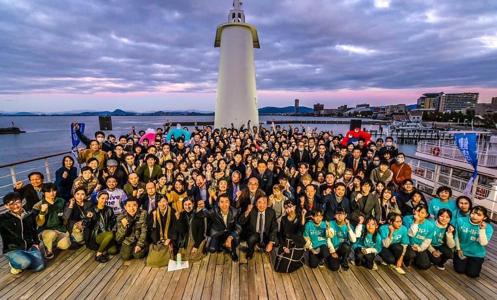 伊藤みきのインスタグラム：「11月11日（土）関西・歴史文化首都フォーラム　滋賀イベント『マザーレイククルーズ2023』に出演させていただきました🚢 人生初の『ビアンカ』に、少々興奮しながら、楽しい4時間のクルーズでした。  私は、『水とスポーツ』という題材でお話させていただきました。 歴史小説家の今村翔吾さん、滋賀県立大学学長の井出慎司さん、成安造形大学副学長の加藤賢治さん、石山寺座主の鷲尾龍華さんとパネリストとして登壇させていただき、川本勇さんと三日月大造知事がコメンテーターとしてお聞きしてくださいました！ 様々な分野での水、琵琶湖とのつながりの話を聴くことが出来、私自身とても学びの深い、有意義な時間を過ごさせていただきました。 次から次に頭の中に質問が浮かんできて、知ることの愉しさを改めて実感する時間となりましたし、琵琶湖を持つ滋賀県をふるさとに持つ幸せを感じました。 皆さま、ありがとうございました。  また、デッキでは、いつものMLGs体操🤸‍♀️も行いました。スキップの皆さんの生歌演奏の中、ダンサーで振付師の英理子さん @odorukurashi 、ミスアース滋賀2022の小椋香菜子ちゃん @kanakogura5555 、ミスアース京都2023の植村香音さん 、エニタイムフィットネスの皆さん、と参加してくださった皆さまと、琵琶湖の風を受けながら身体を動かす気持ち良い時間を過ごしました🎵🤸‍♀️  琵琶湖が誇る豪華客船『ビアンカ』で、素敵な時間となりました。 ありがとうございました🎵  #マザーレイククルーズ2023 #マザーレイクゴールズ #MLGs #琵琶湖版SDGs #shiga #japan #lakebiwa #bianca」