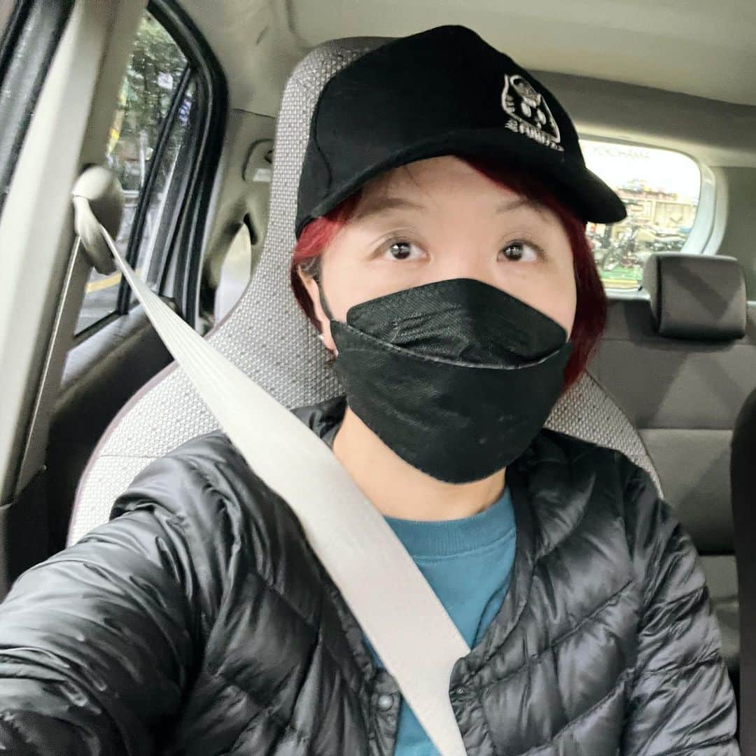 水谷さるころのインスタグラム：「ペーパードライバー講習で、人生初めてガススタに入って給油をお願いした。ほんとはセルフを体験したかったが、程良き場所がなく、有人で。ペーパードライバー講習行って、自分が運転に苦手感があるのはただただ、経験値がないからだけで、特別苦手なわけでもなんでもない事がわかった。ペーパードライバー講習、エアコンの使い方からガススタに行く体験、何から何まで全部教えてくれる。駐車もとにかくコツを教えてくれる。30年前の教習所は根性論だったよな…。などと思うなど。」
