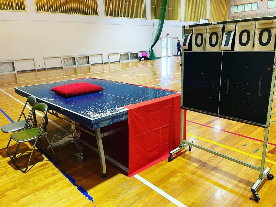 桂かい枝のインスタグラム：「どこでもやるよー💪  「これって、卓球台ですよね❓」  「ピンポーン‼️」  #落語 #寄席 #お笑い」