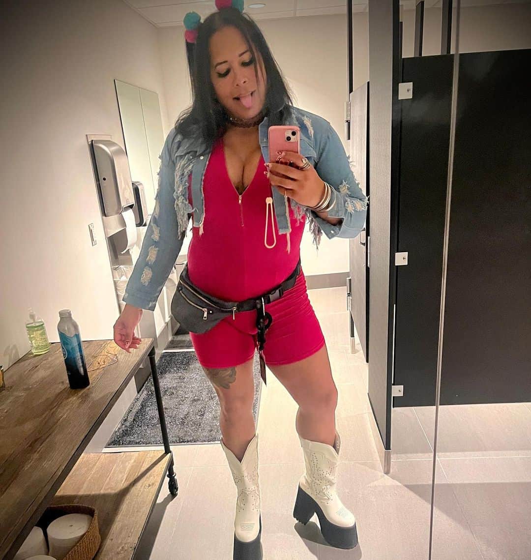 ナイラ・ローズのインスタグラム：「Just new boot goofin at #AEWFullGear」