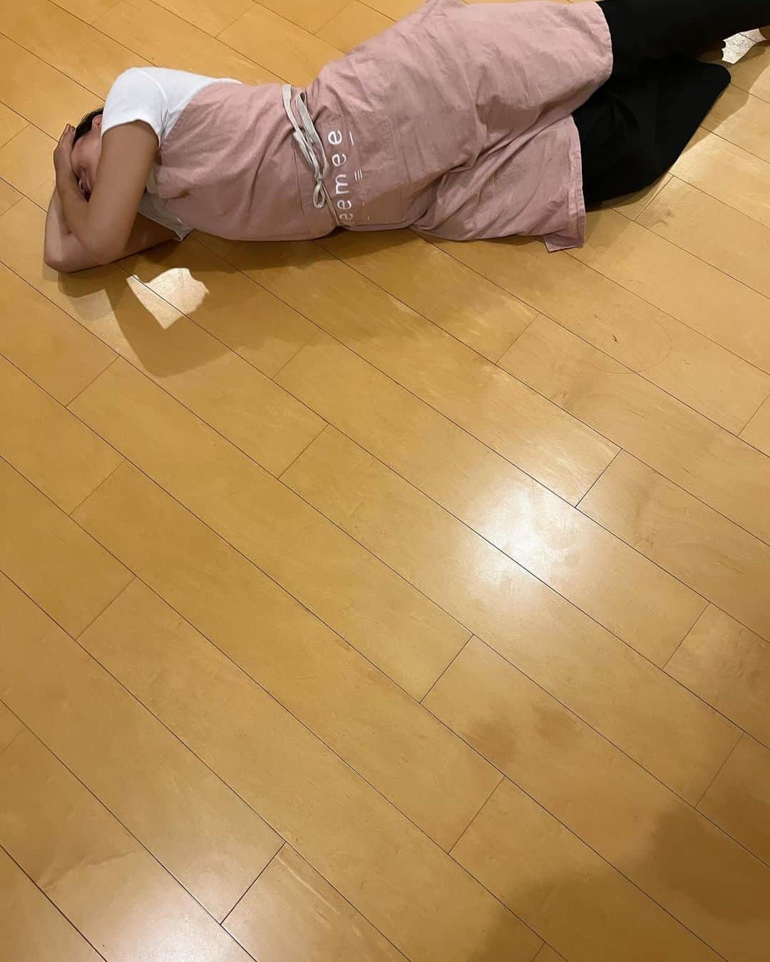 佐田真由美のインスタグラム：「家事やりたくなー そんな日曜日もあっていいよね😅 家の中めちゃくちゃだけど…」