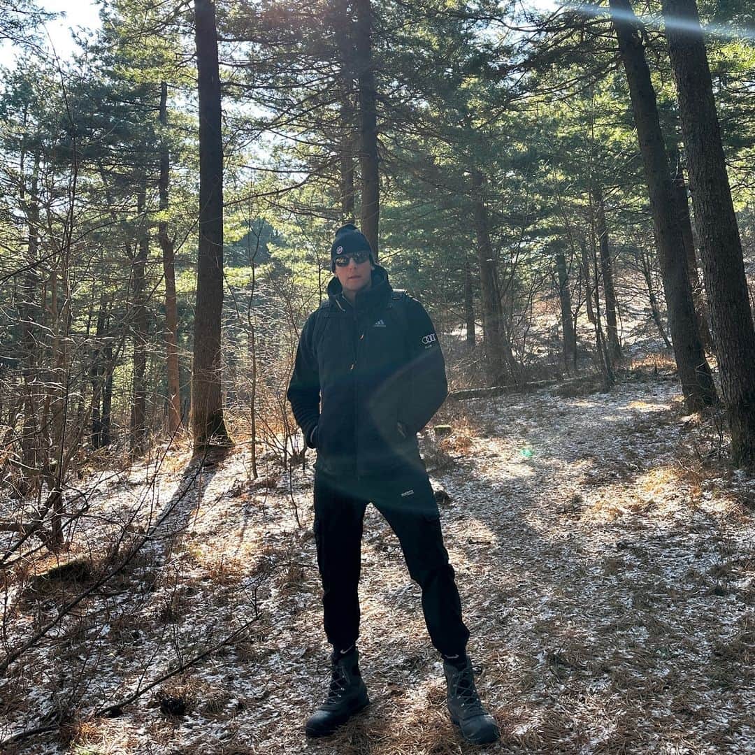 ジュリアン・カンのインスタグラム：「오랜만에 등산 😊 Winter hiking」