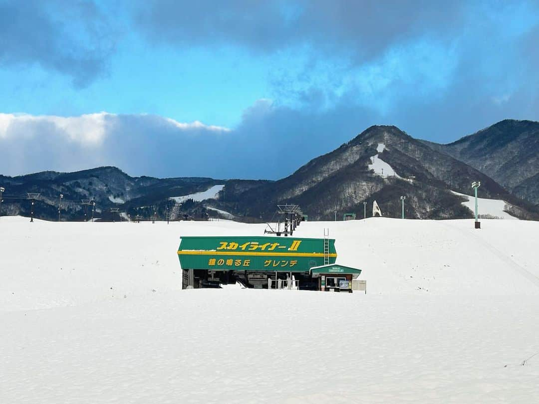 栂池高原スキー場のインスタグラム：「おはようございます！❄️✨  本日の栂池高原の様子お届けします！ 冬がどんどん近づいており、寒さも厳しくなっておりますので、皆様体調を気をつけ下さい！🤍  今シーズンも皆様のご来場お待ちしております⛷️🏂  早割シーズン(～11/30まで)&早割リフト(~12/8)も販売中です！！ 詳しくは栂池公式ホームページ @tsugaike_kogen プロフィールURLよりご覧頂けます✨   ❄️❄️❄️❄️❄️  Good morning from the snowy Tsugaike Mountain Resort!☃️✨ As the winter is approaching and the weather is getting colder, we hope that everyone stays safe and healthy!🤍 We hope to see you this winter season!⛷️🏂  Early bird season pass sale (~11/30) & Early bird lift ticket (~12/8) are currently on sale! For more information, check our official website! @tsugaike_kogen check the link in our URL profile!✨  #中部山岳国立公園 #栂池自然園 #北アルプス #白馬山麓 #長野県 #白馬つがいけWOW！ #白馬 #栂池高原スキー場 #栂池高原 #栂池 #ロープウェイ #つがいけマウンテンリゾート #tsugaike #hakuba #絶景 #こどもとおでかけ #トレッキング #キャンプ #ドッグラン #アクティビティ #白馬三山 #高山植物 #スキー #スノーボード #スキー場 #snowlife #snowlifeinjapan #winterinjapan」