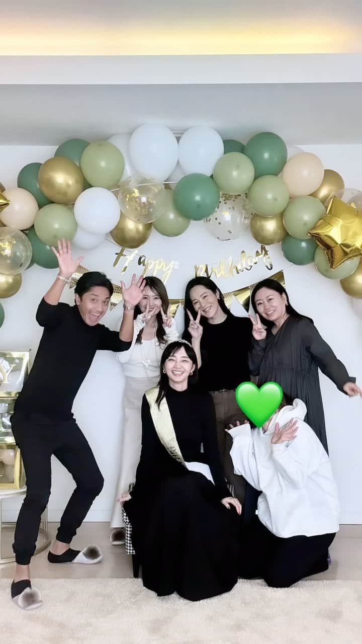 柳橋唯のインスタグラム：「大好きなみんなが少し早いお誕生日を盛大にお祝いしてくれました。 (誕生日は11月26日です)  この一年、辛い時も楽しい時も一緒にいてくれて 毎日のようにくだらない事を報告しあって しょーもない事で大爆笑して 本当に家族のような存在です。  えみ氏は私が入っているグループラインにサプライズの内容を送るというやらかしをしましたが笑 (冒頭の嘘っぽいリアクションはそのせい😂) そんな部分も私たちらしくて最高でした♡  みんなからの愛情をもらいすぎて、毎日幸せです。 本当にありがとう♡」
