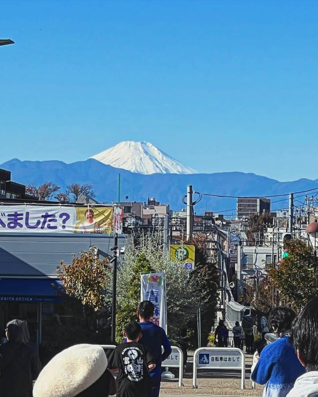 大根仁のインスタグラム：「世田谷代田駅前、富士見の季節到来。このアングルで写真を撮る人ほぼ全員が青森県アンテナショップの「たくろん米の宣伝幕マジ外せよ！」と、思っています。」