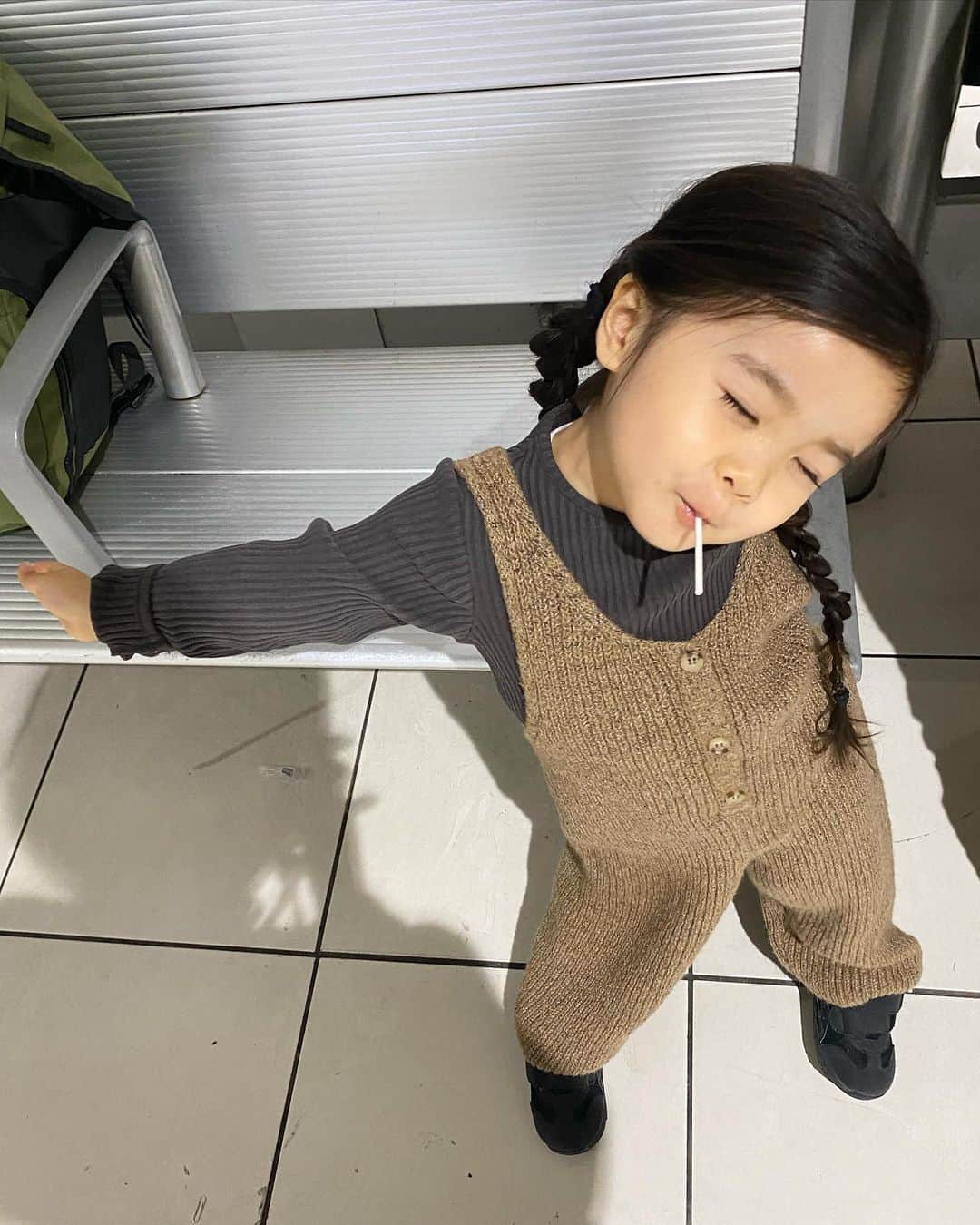 北澤 宏美のインスタグラム：「秋葉原から初めてのつくばエクスプレス👧🏻♪ 小さい時から電車慣れしてうらやましい 私は沖縄への修学旅行（高校）もパスポート必要と思っていたレベル。いまだにネタにされている😇  上下 @zarakids 靴  @asics_kids_japan」