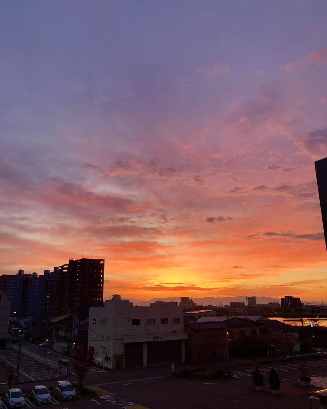 石塚かおりさんのインスタグラム写真 - (石塚かおりInstagram)「#朝の空  どんどん表情が変わるので その度に窓辺にお写真撮りに行ってると ほんとキリがない笑  厳しい冬の訪れを感じる日々 それでも朝が好きです。  いや、もうほとんど夜だけど…笑  #新潟#朝が好き#朝日#朝焼け #早起き#朝活#写真#シャッターチャンス #良いことありますように 明日からは#ケンジュウィーク #ウォーキングチャレンジ #BSNアプリ#歩数計 #石塚かおりのbrandnewday #ブラニュー #新潟放送#アナウンサー #ラジオパーソナリティ#石塚かおり」11月19日 9時51分 - kaori_ishizuka413