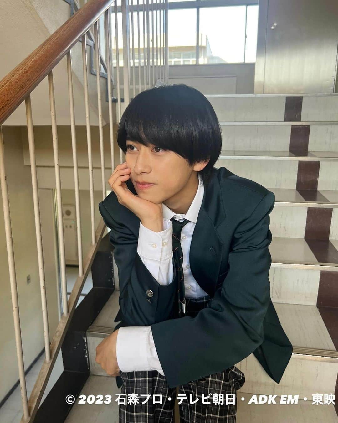 本島純政さんのインスタグラム写真 - (本島純政Instagram)「仮面ライダーガッチャード第11話 「キャッチ！スパイだ！？ライダー失格！」 ありがとうございます！  いよいよレベル10のケミーが初登場しました！ そして次回予告で登場していた暗黒の仮面ライダードレッド一体何者なんでしょう、 次回は錬金アカデミー最大のピンチ 錬金アカデミーのみんなは乗り越えることが出来るのでしょうか！ 第12話お楽しみに！  余談なんですけど、グレートサソリーとバニーパーカーのワイルド態の攻撃の声の雰囲気を少し変えてみたんです！ 皆さん気が付きましたか？笑  #仮面ライダーガッチャード #一ノ瀬宝太郎 #本島純政 #制服 #冬服になりました」11月19日 9時53分 - junsei_motojima