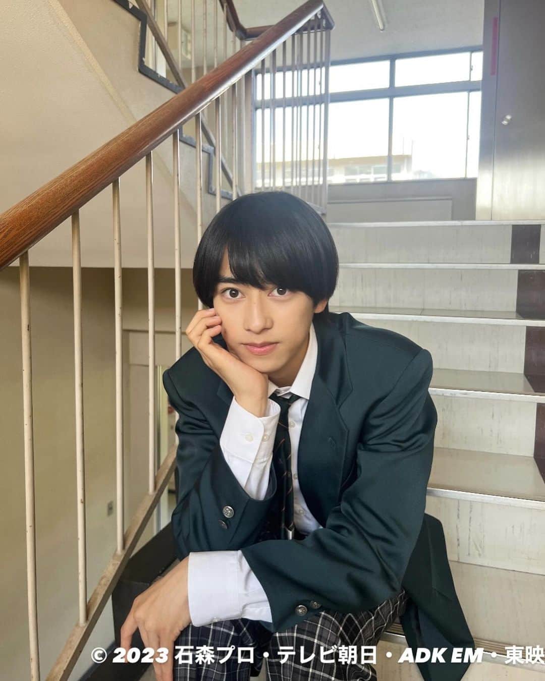 本島純政のインスタグラム：「仮面ライダーガッチャード第11話 「キャッチ！スパイだ！？ライダー失格！」 ありがとうございます！  いよいよレベル10のケミーが初登場しました！ そして次回予告で登場していた暗黒の仮面ライダードレッド一体何者なんでしょう、 次回は錬金アカデミー最大のピンチ 錬金アカデミーのみんなは乗り越えることが出来るのでしょうか！ 第12話お楽しみに！  余談なんですけど、グレートサソリーとバニーパーカーのワイルド態の攻撃の声の雰囲気を少し変えてみたんです！ 皆さん気が付きましたか？笑  #仮面ライダーガッチャード #一ノ瀬宝太郎 #本島純政 #制服 #冬服になりました」