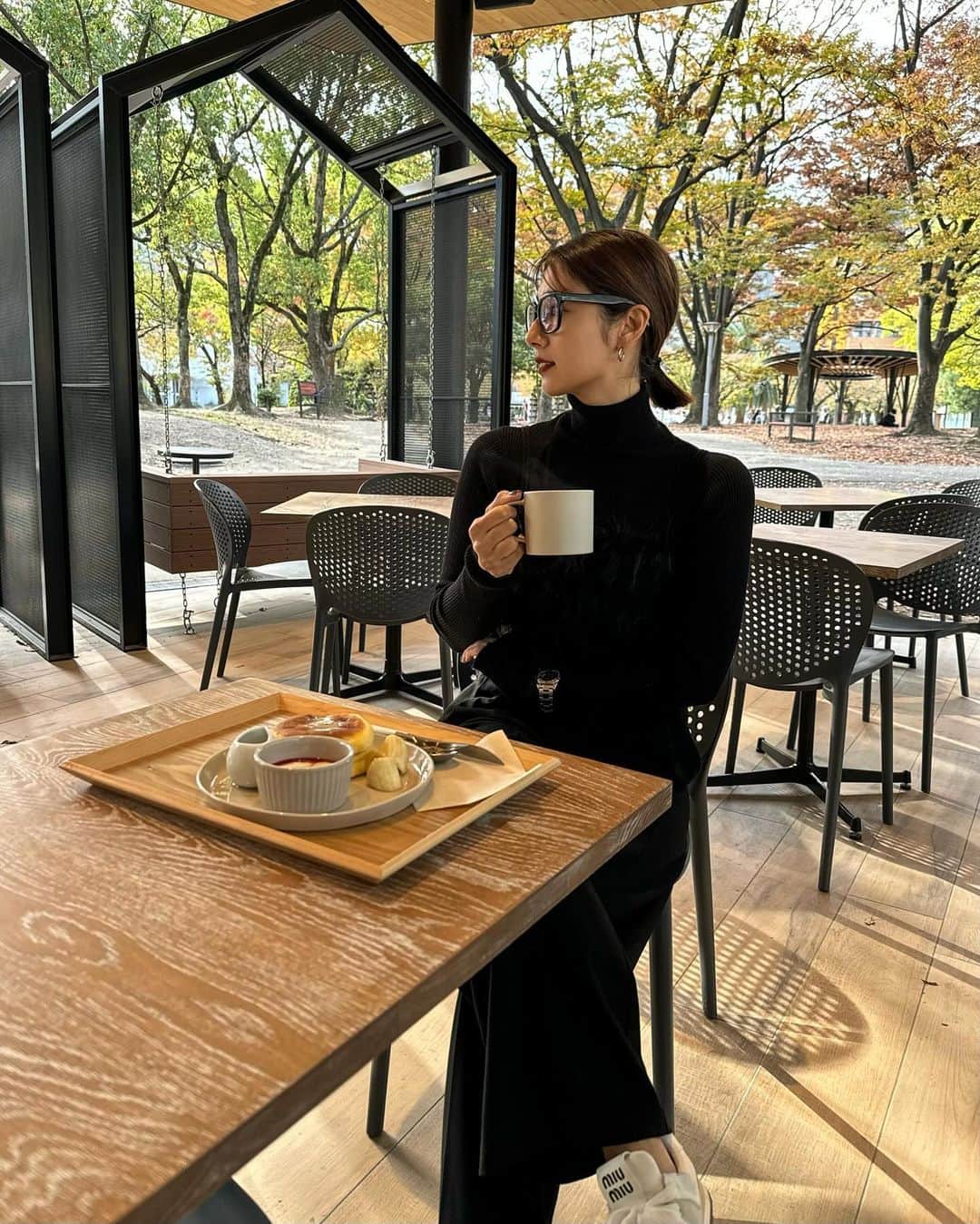 青野未来 / MikuAonoのインスタグラム：「. . 🥞🍴  すっかり秋🍂 通り越して冬⛄️  @amely__official のモフモフキャミ着た日🖤 . . #PR#amely#エミリー」